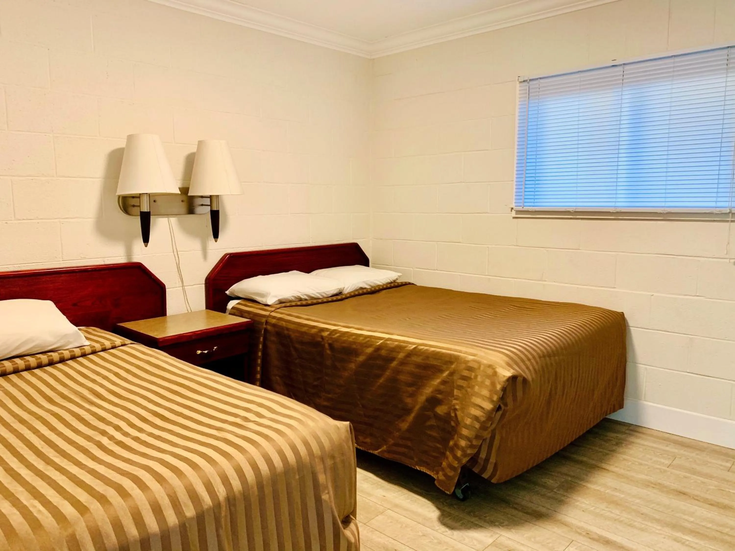 Bedroom, Bed in Traveler's Motel Penticton