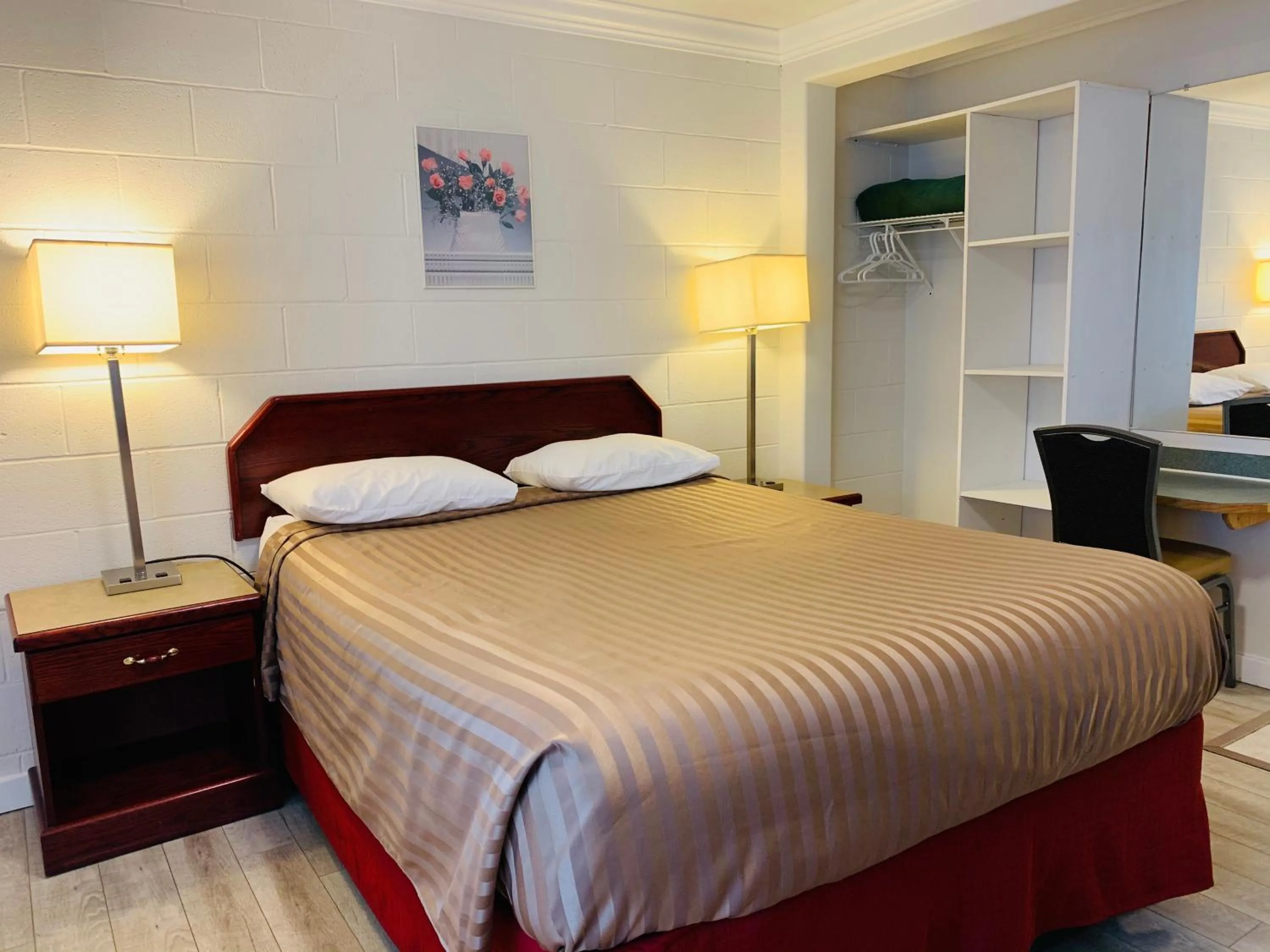 Bed in Traveler's Motel Penticton