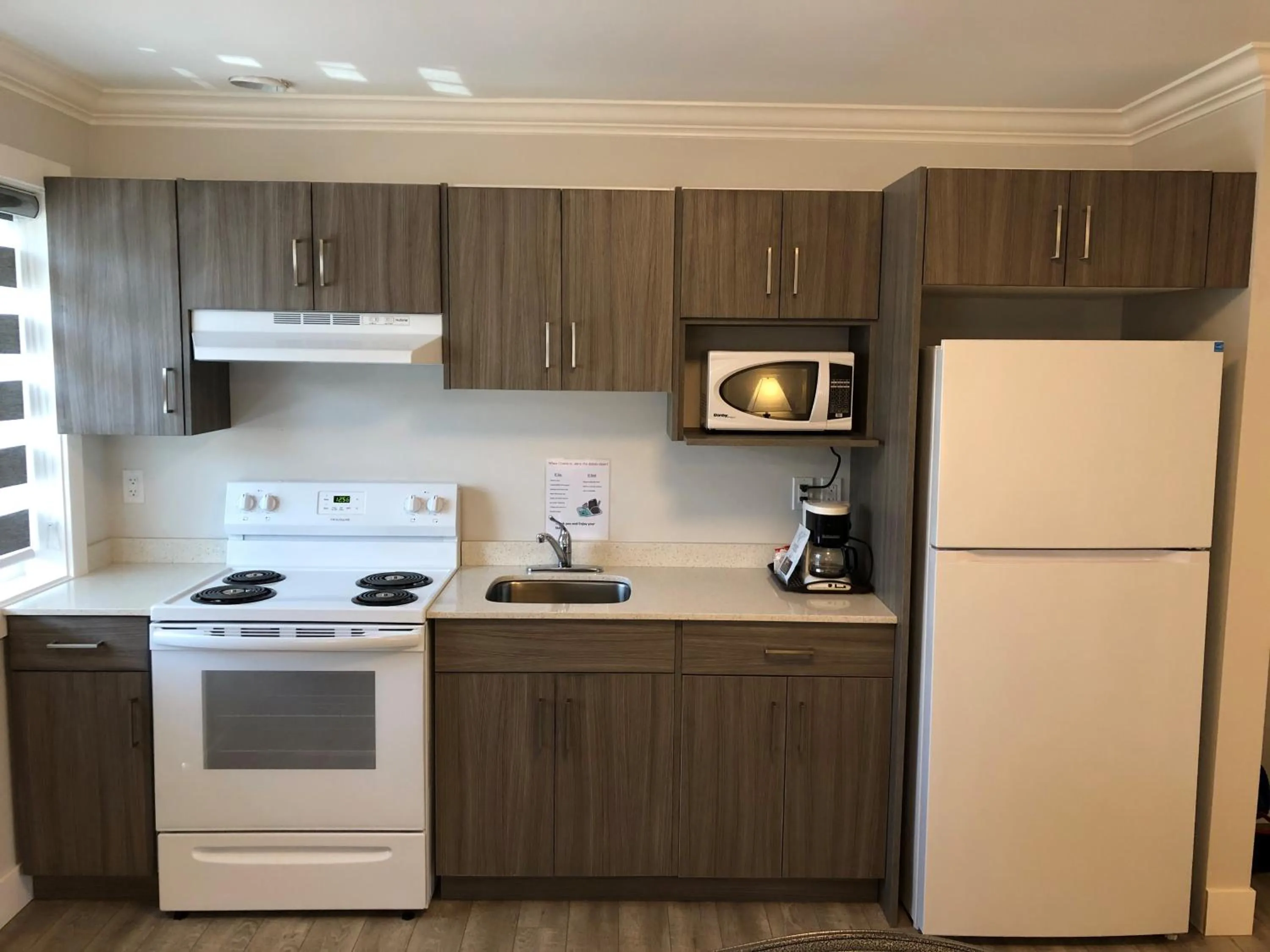 Kitchen or kitchenette in Traveler's Motel Penticton