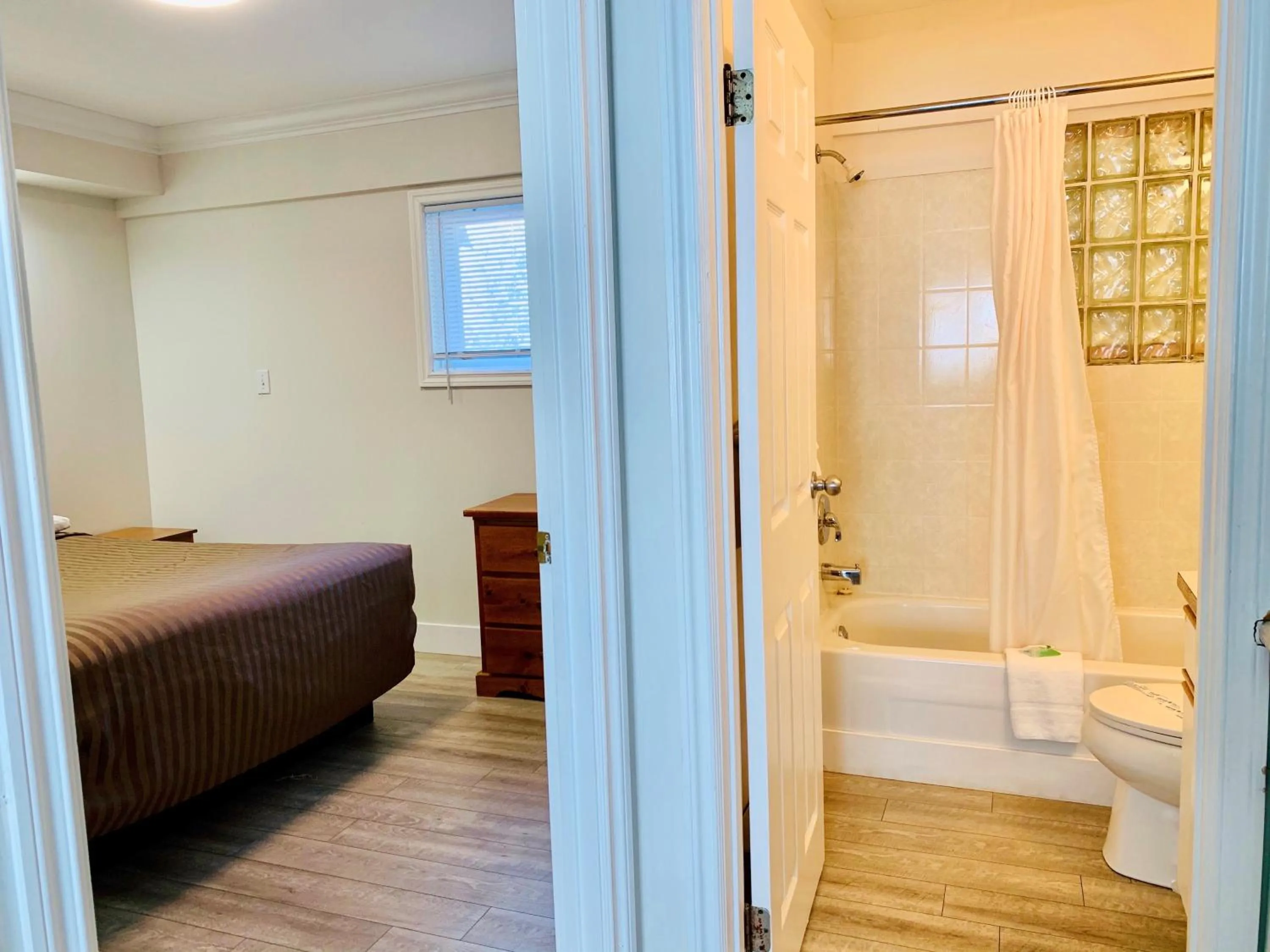 Bed in Traveler's Motel Penticton