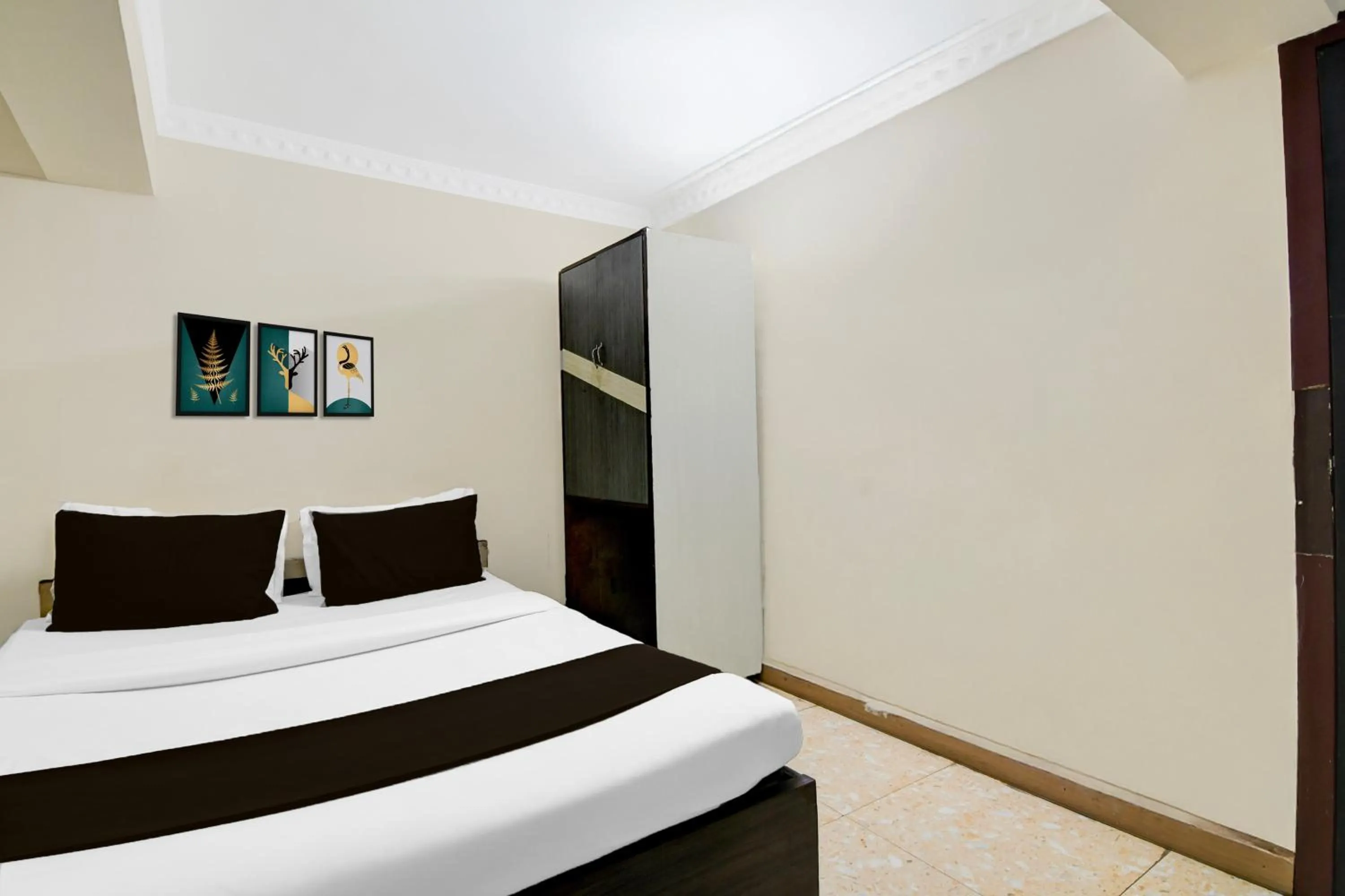 Bedroom, Bed in Super Hotel O Sarat Bose Road formerly Shree Guest House