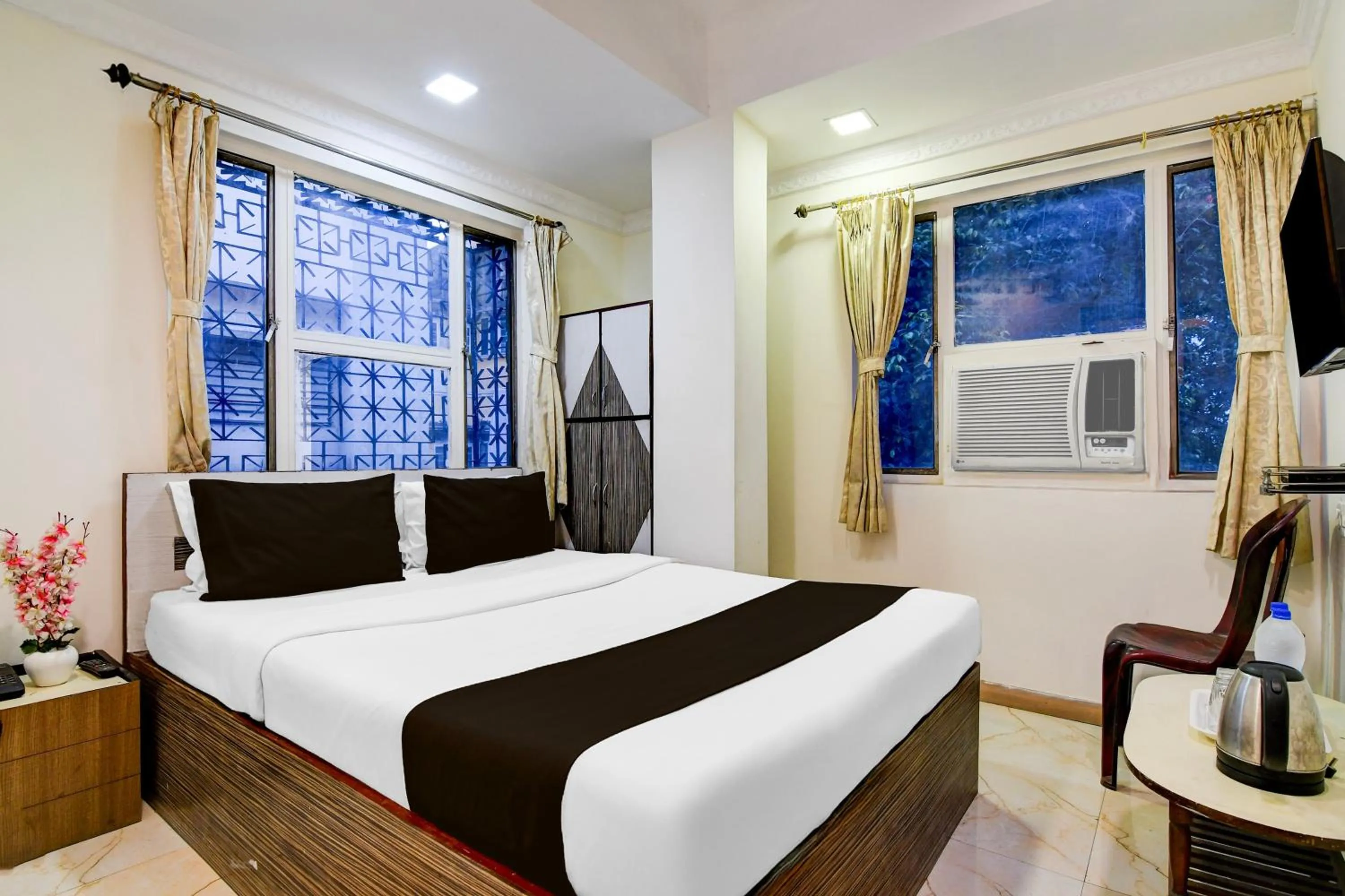 Bedroom, Bed in Super Hotel O Sarat Bose Road formerly Shree Guest House