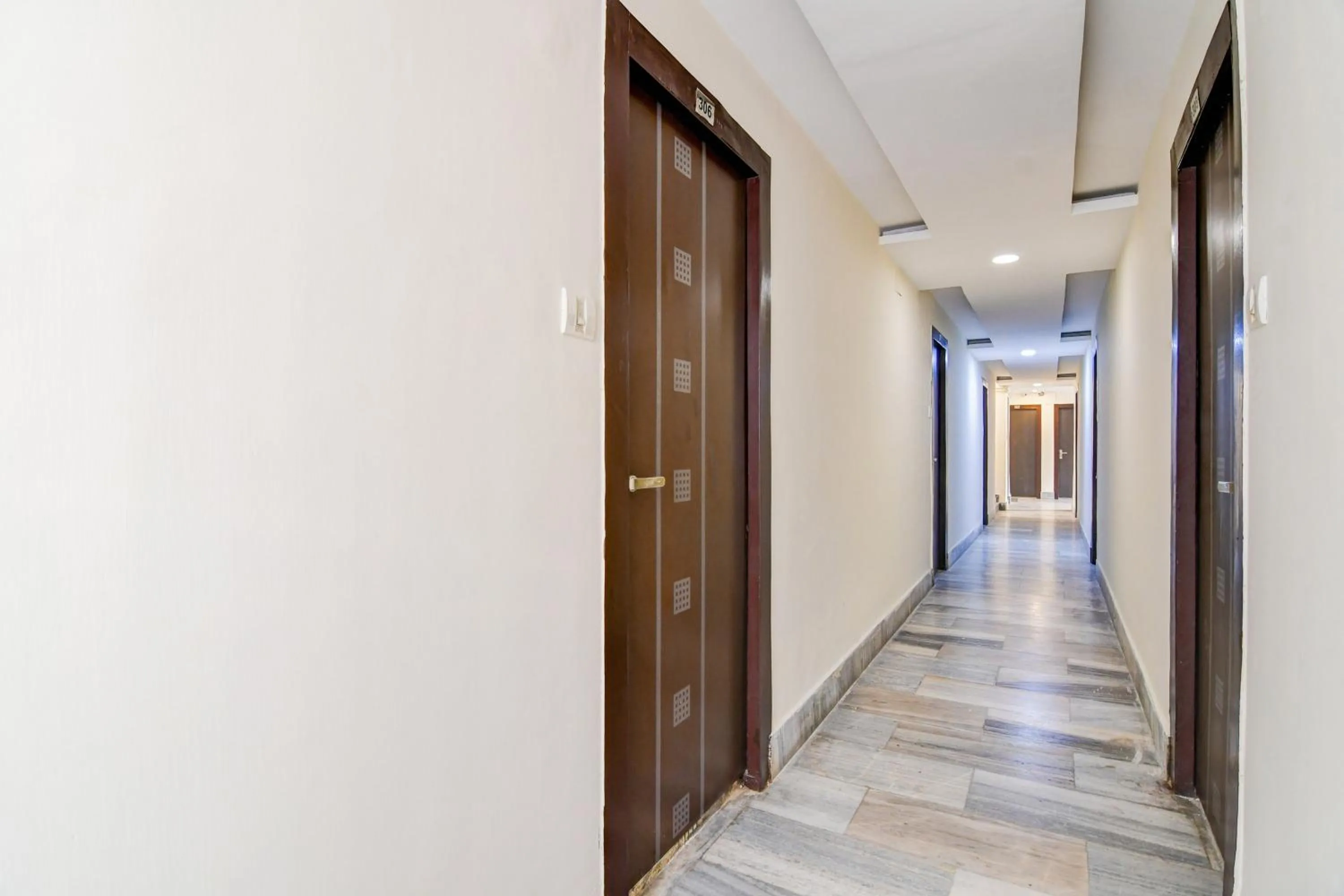 Lobby or reception in Super Hotel O Sarat Bose Road formerly Shree Guest House