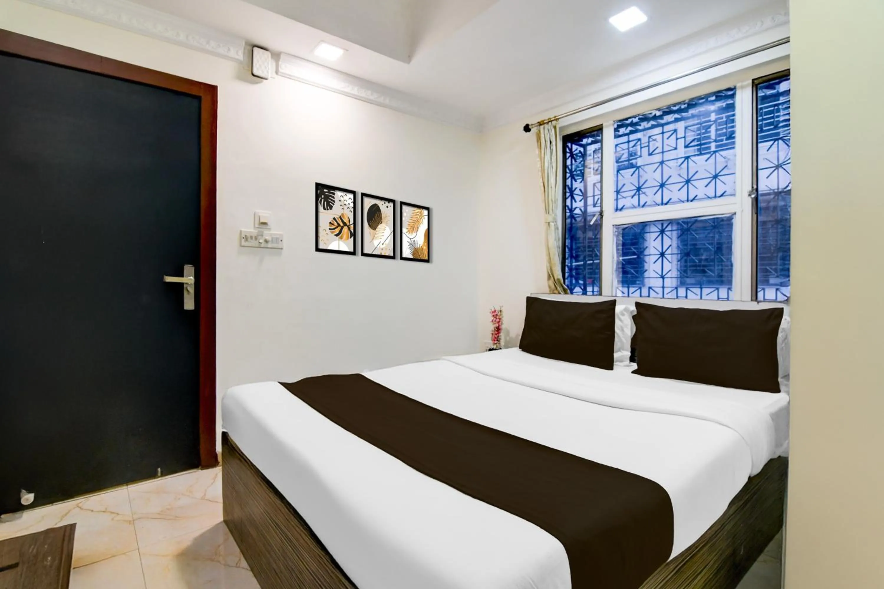Bedroom, Bed in Super Hotel O Sarat Bose Road formerly Shree Guest House