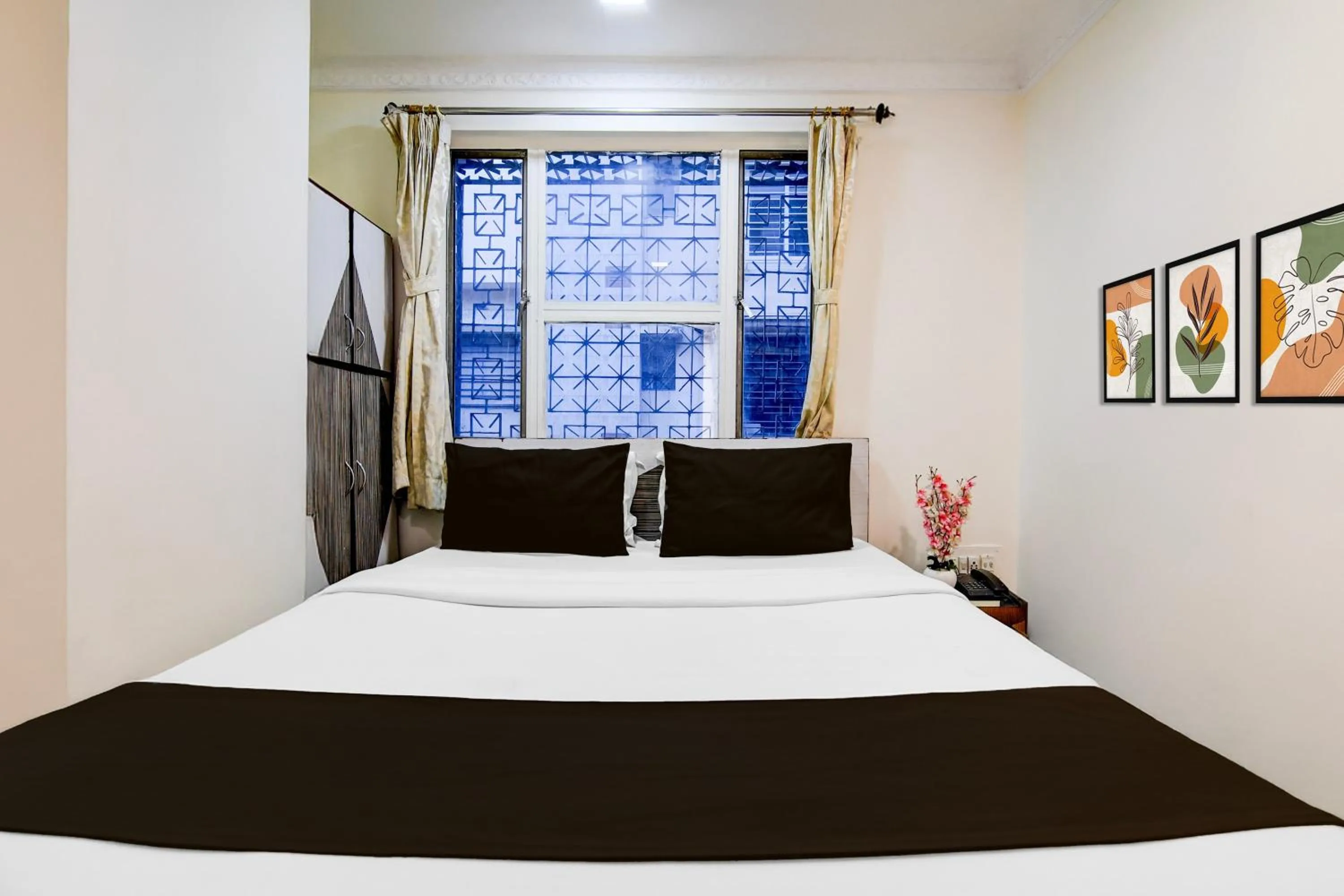 Bedroom, Bed in Super Hotel O Sarat Bose Road formerly Shree Guest House