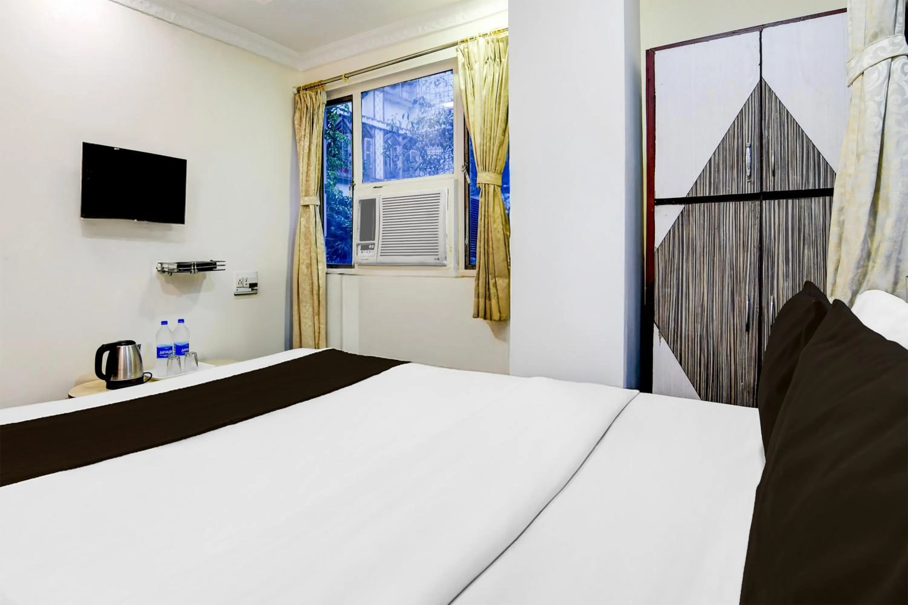 Bedroom, Bed in Super Hotel O Sarat Bose Road formerly Shree Guest House