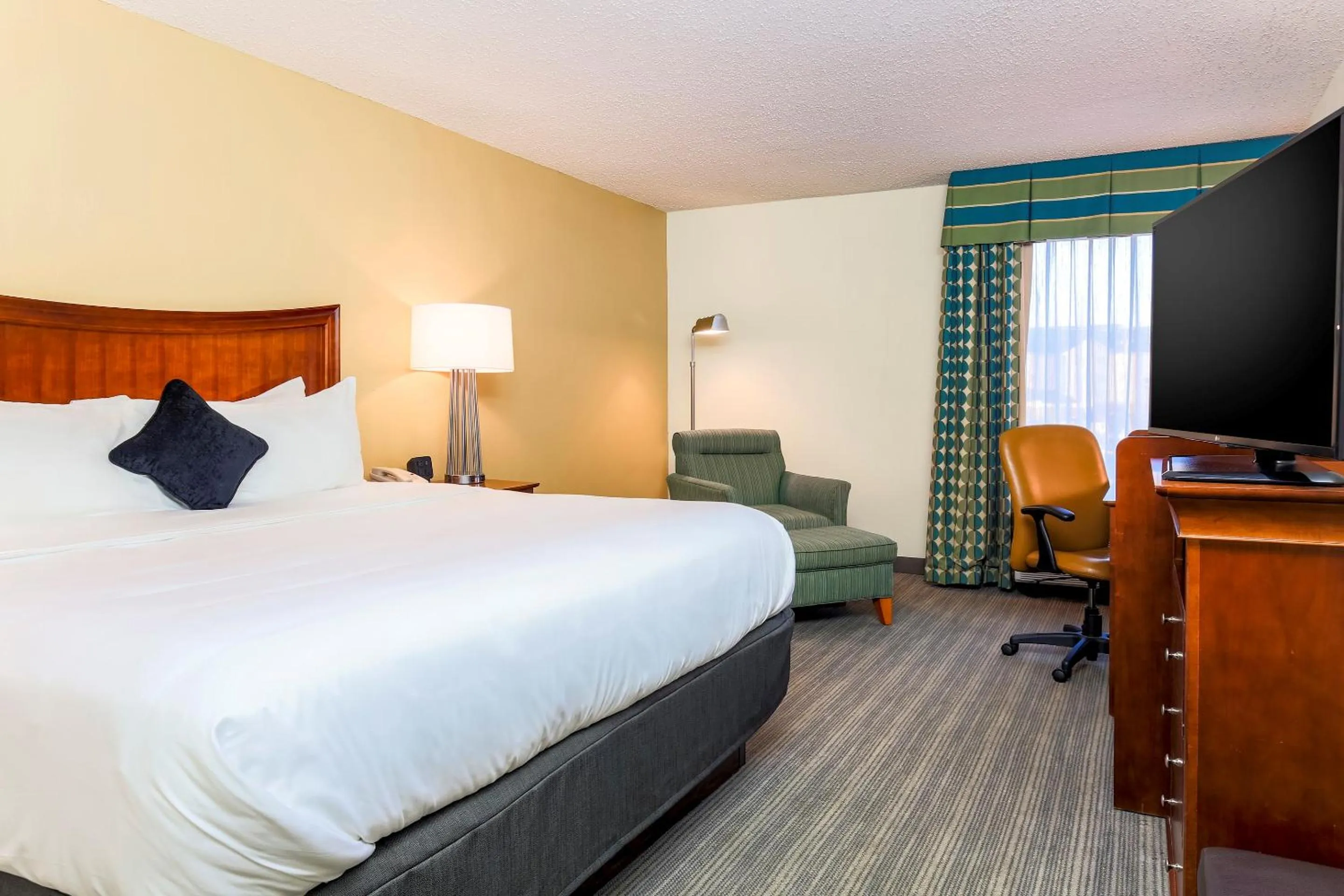 TV and multimedia in Red Lion Inn & Suites Hattiesburg