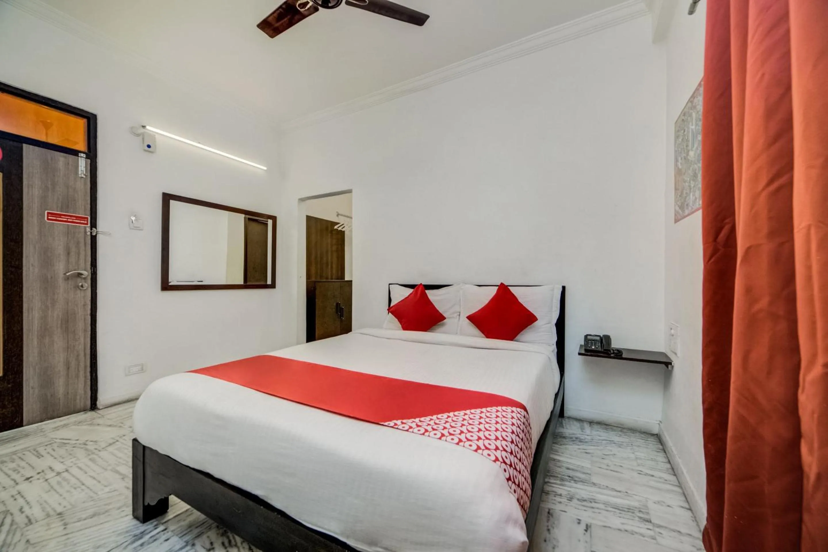 Bedroom, Bed in Hotel O JNTU college Near LULU mall, KPHB Colony.