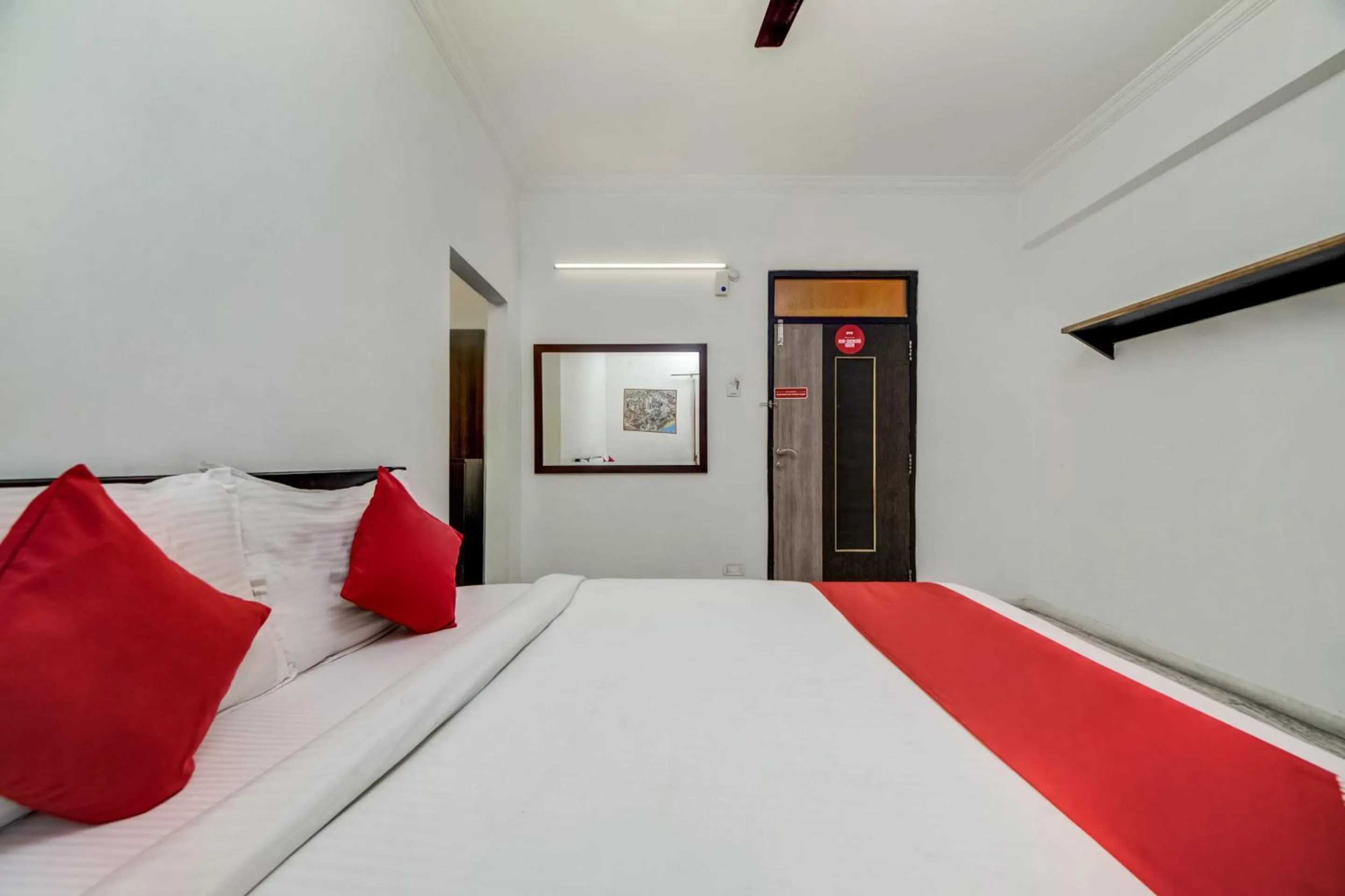 Bedroom, Bed in Hotel O JNTU college Near LULU mall, KPHB Colony.