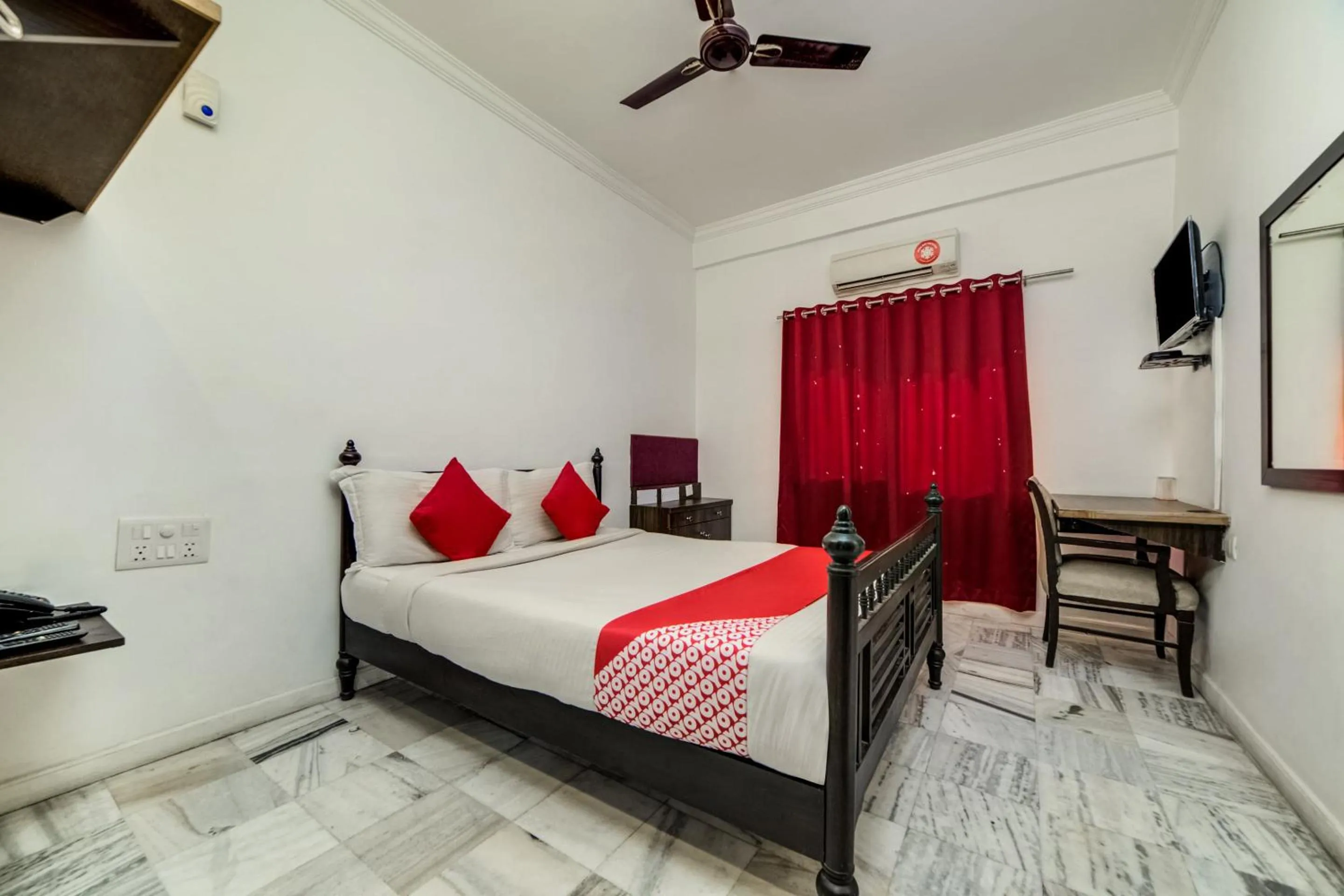 Bedroom, Bed in Hotel O JNTU college Near LULU mall, KPHB Colony.