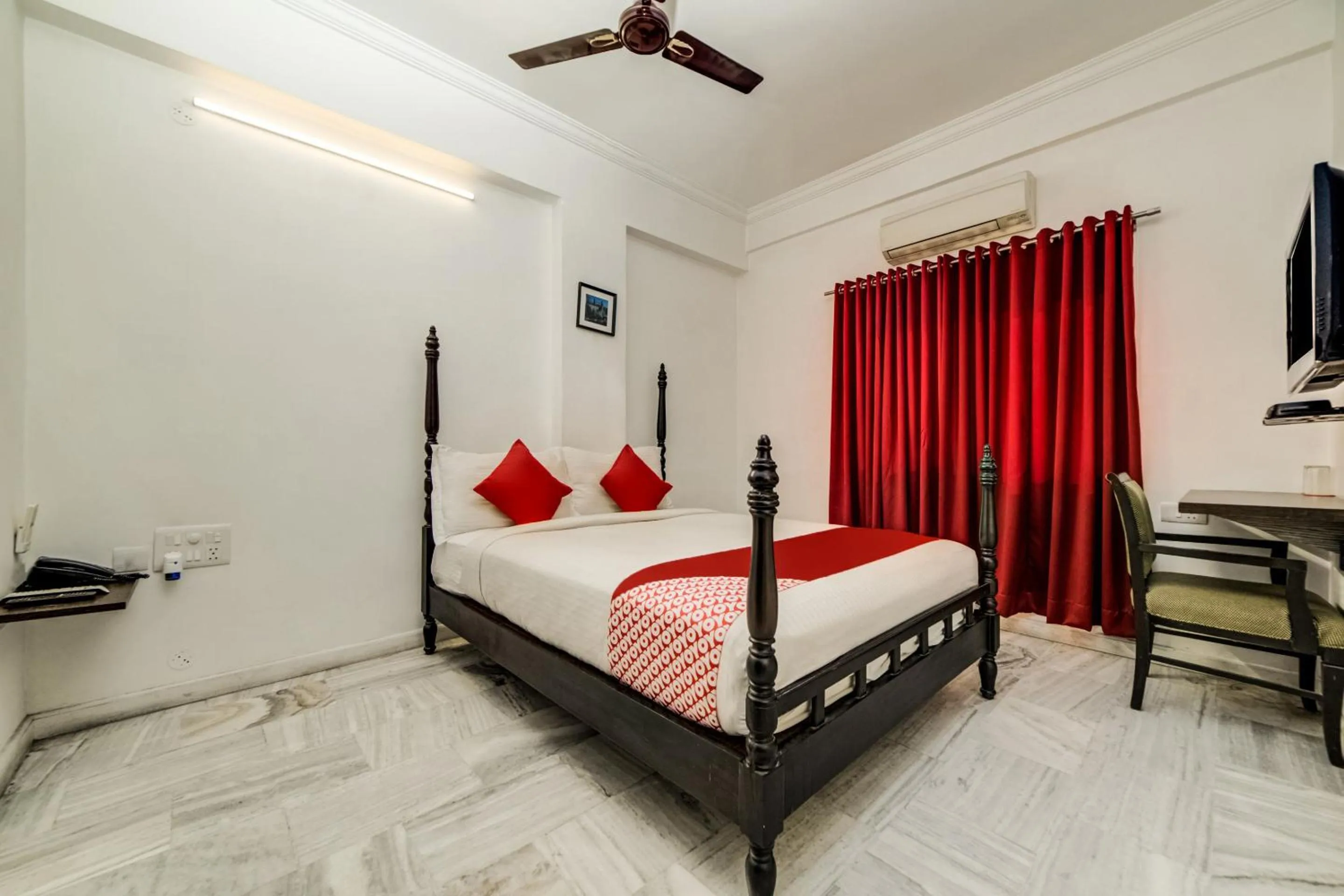 Bathroom, Bed in Hotel O JNTU college Near LULU mall, KPHB Colony.