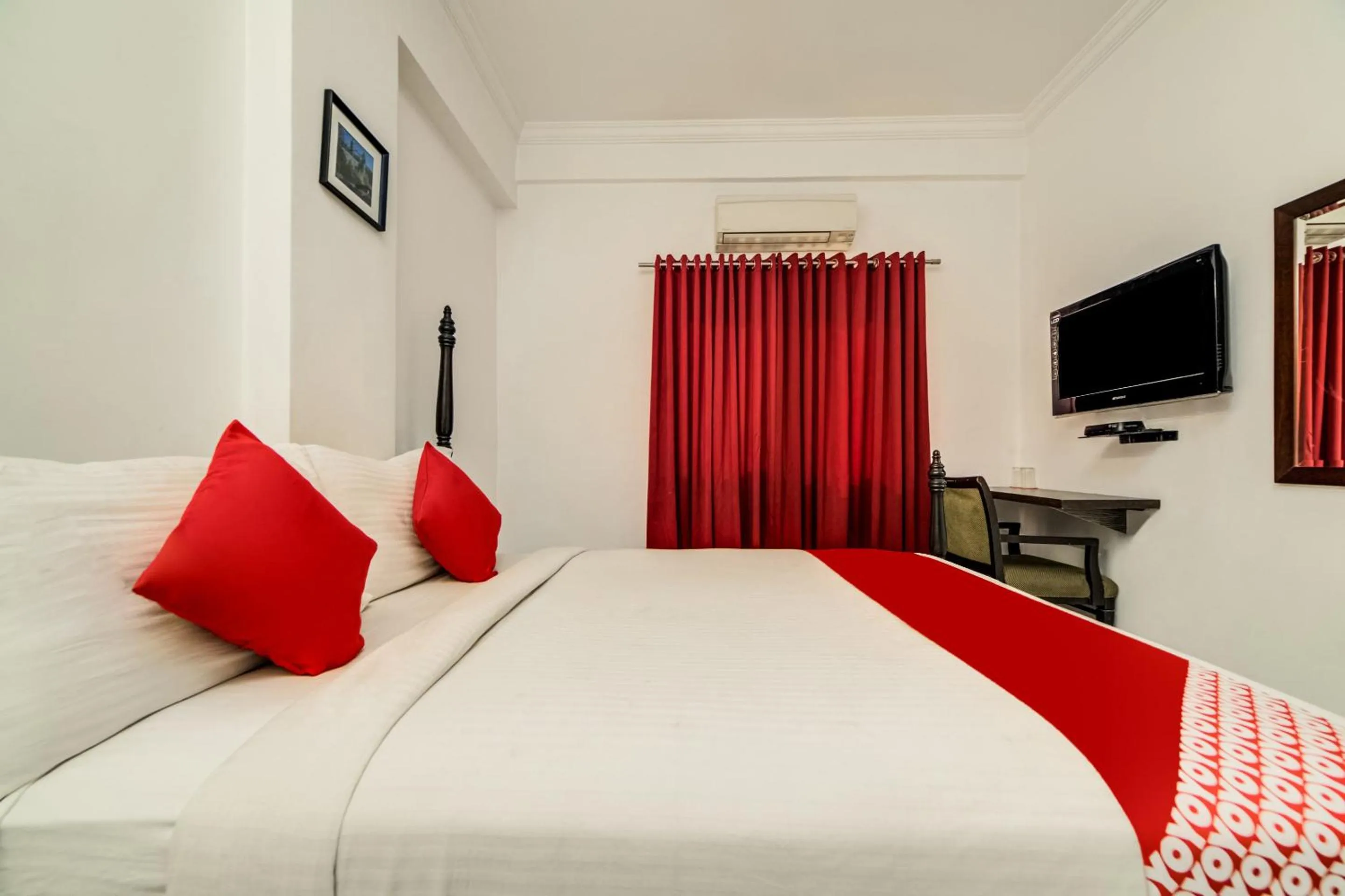 Bedroom, Bed in Hotel O JNTU college Near LULU mall, KPHB Colony.