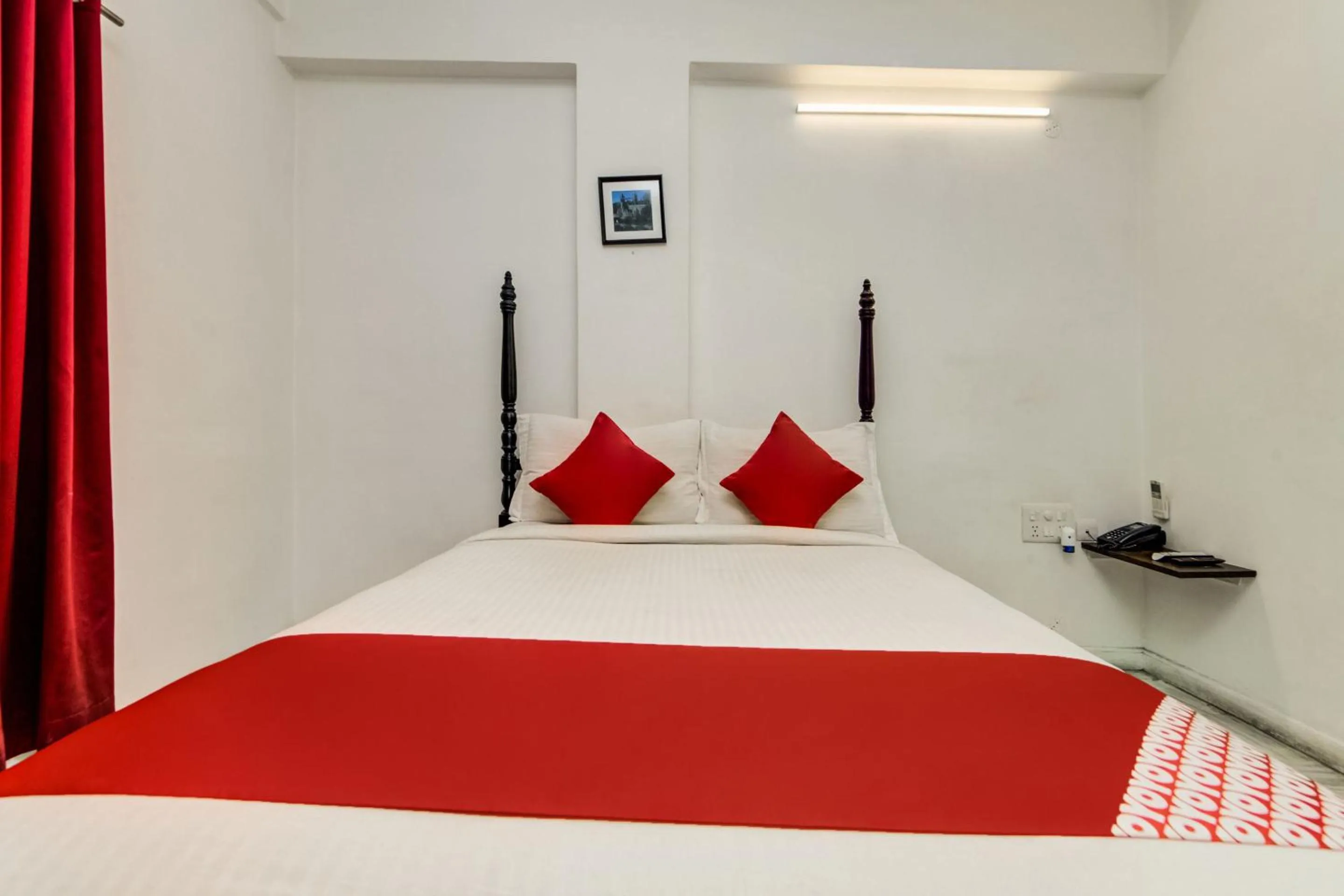 Bedroom, Bed in Hotel O JNTU college Near LULU mall, KPHB Colony.