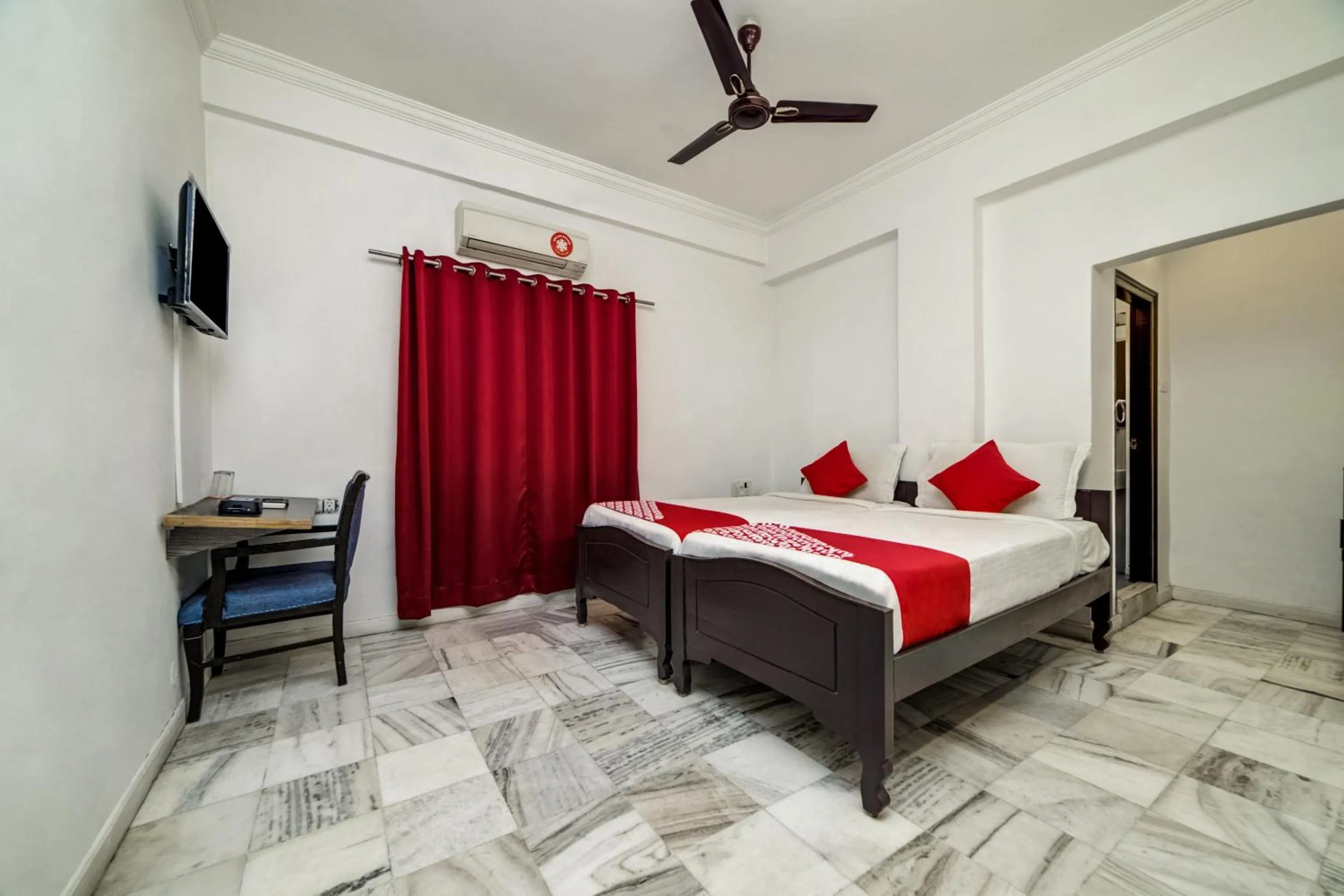 Bedroom, Bed in Hotel O JNTU college Near LULU mall, KPHB Colony.