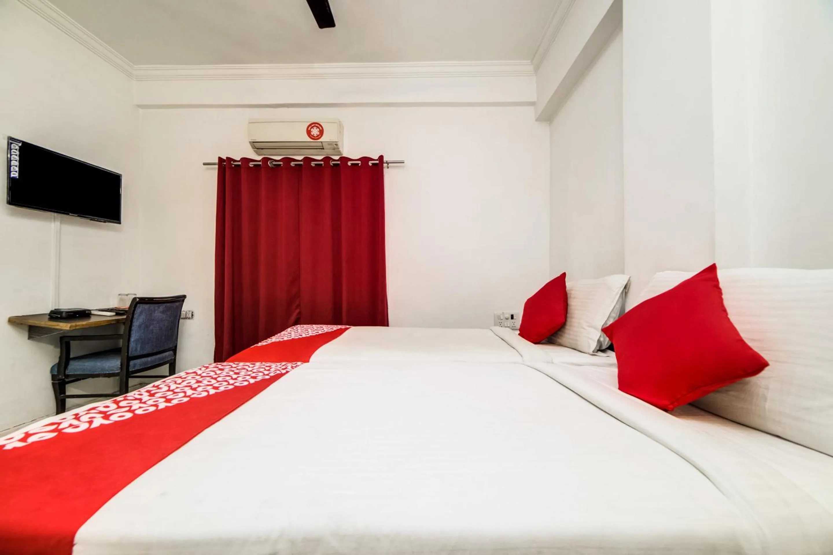 Bedroom, Bed in Hotel O JNTU college Near LULU mall, KPHB Colony.