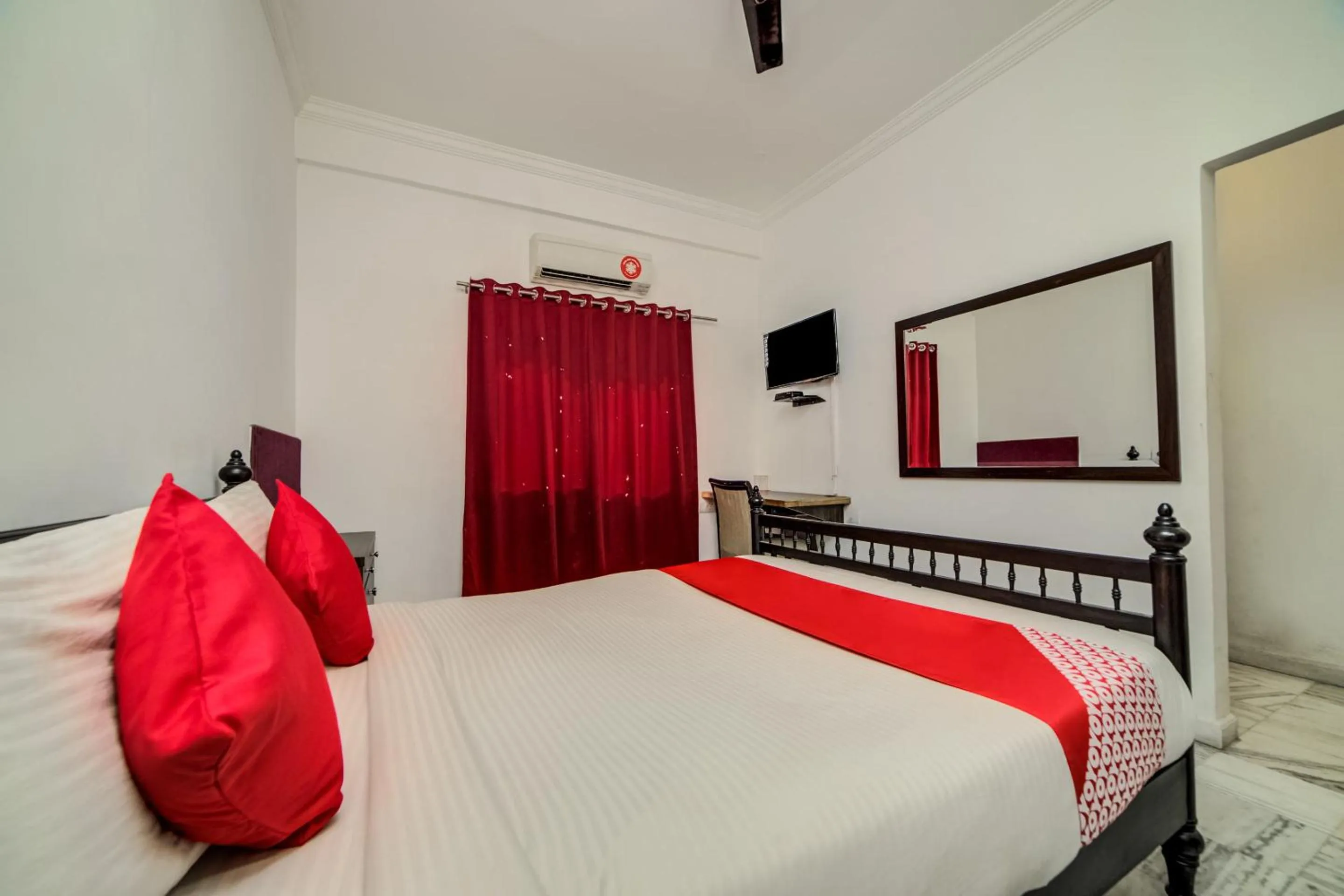 Bedroom, Bed in Hotel O JNTU college Near LULU mall, KPHB Colony.