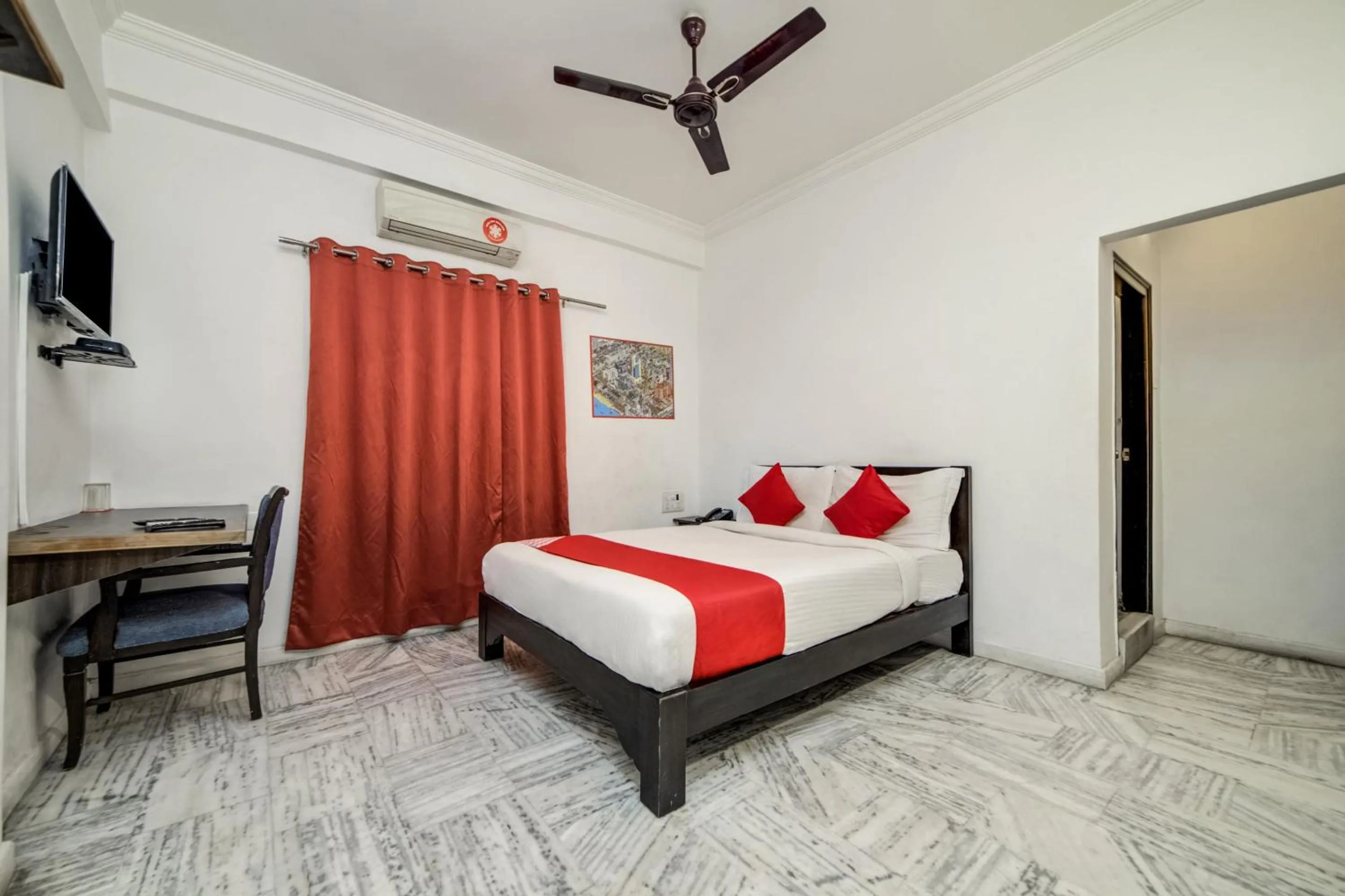 Bedroom, Bed in Hotel O JNTU college Near LULU mall, KPHB Colony.
