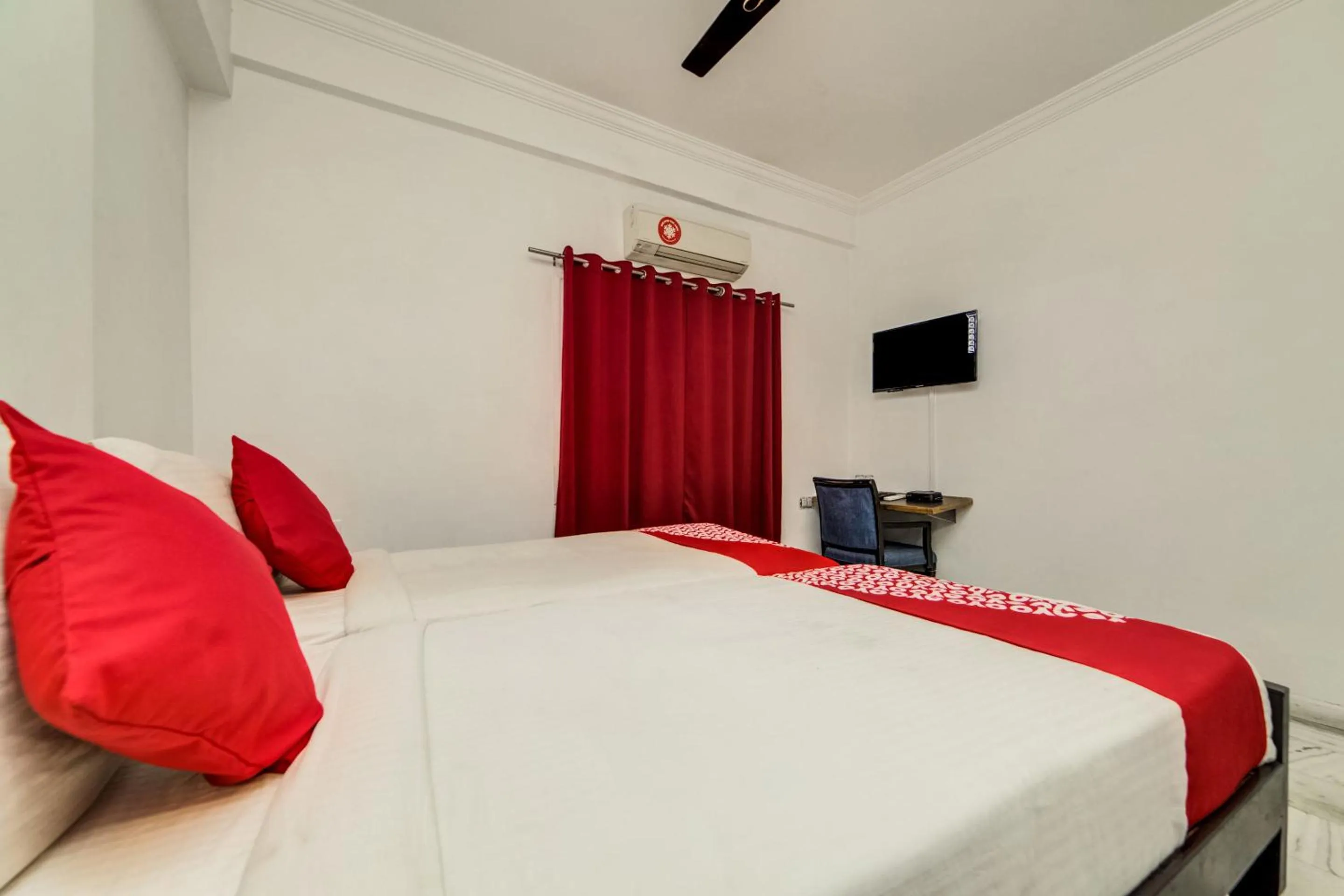 Bedroom, Bed in Hotel O JNTU college Near LULU mall, KPHB Colony.