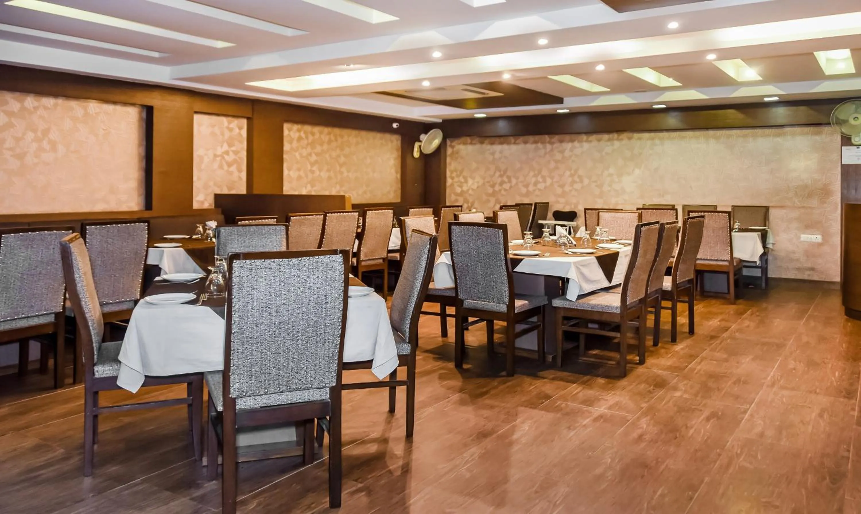 Restaurant/places to eat in Treebo Red Petal Jalandhar