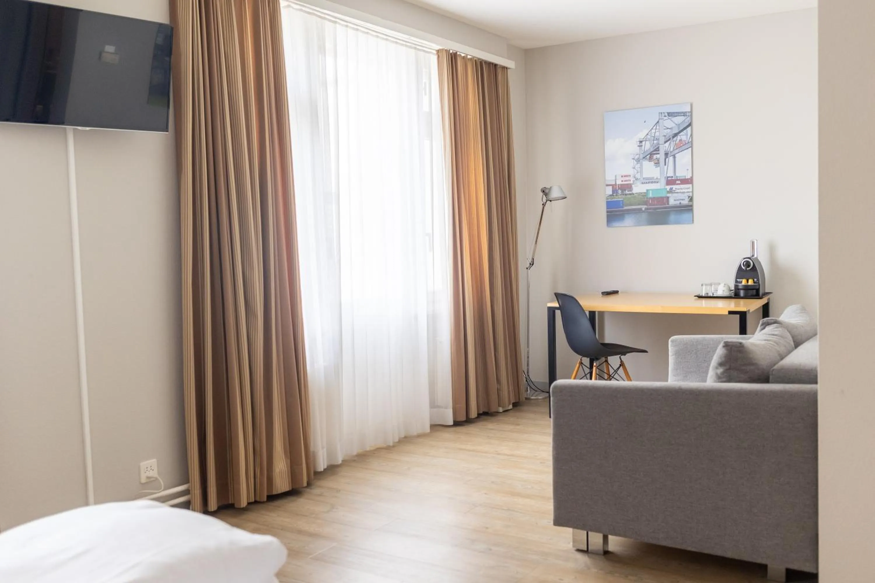 Photo of the whole room, Bed in Royal Hotel - Urban Living