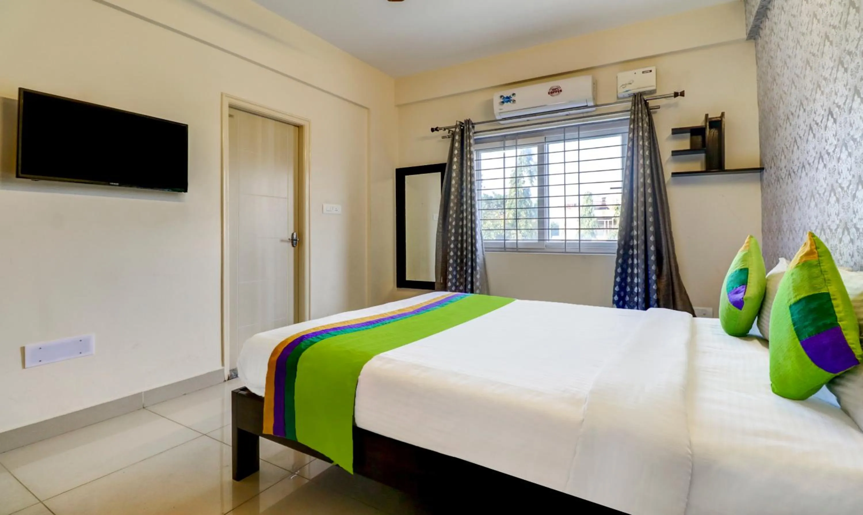 Bedroom, Bed in Treebo 12 Degrees West, Domlur