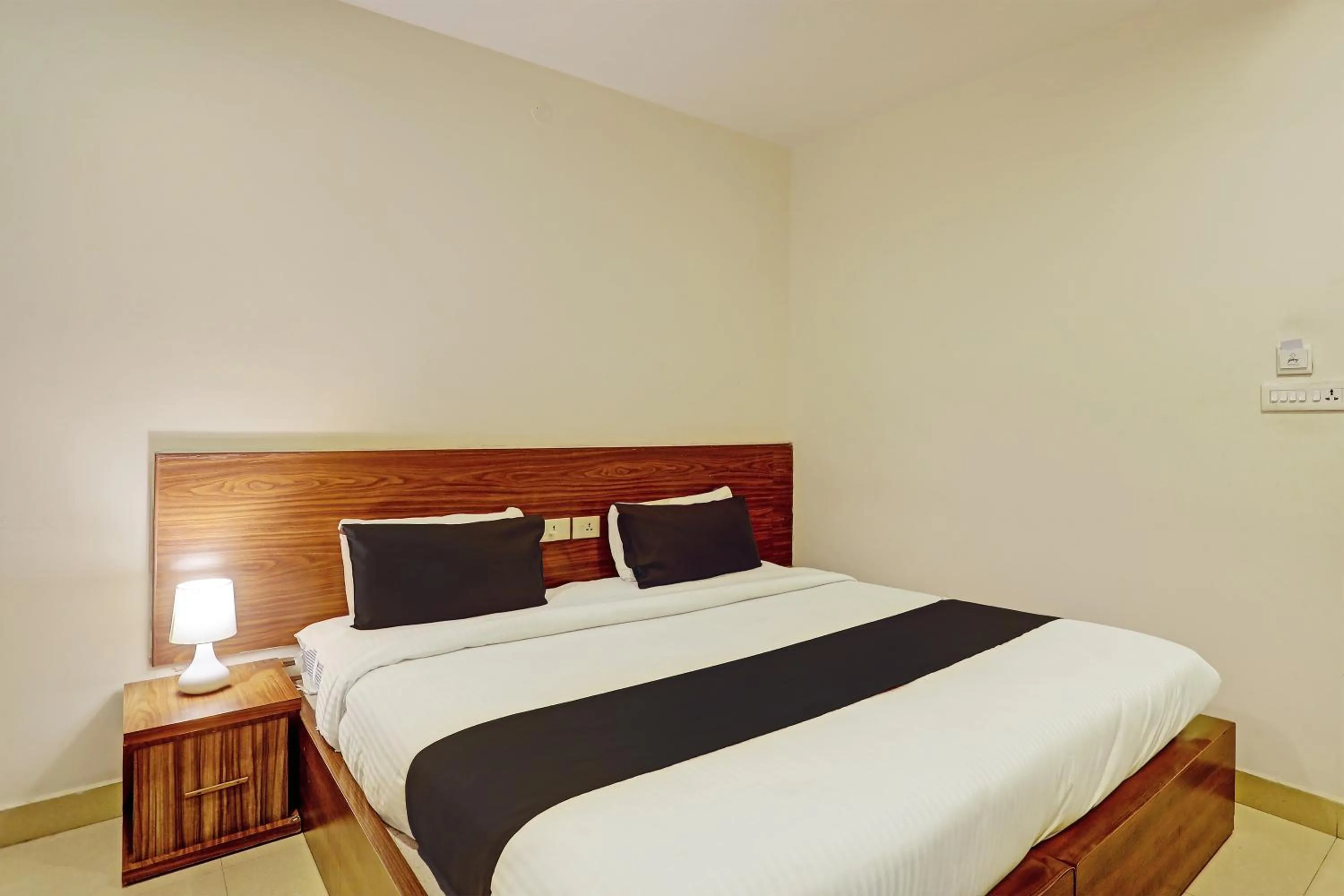 Lobby or reception, Bed in Super Collection O SSR Royal Suites