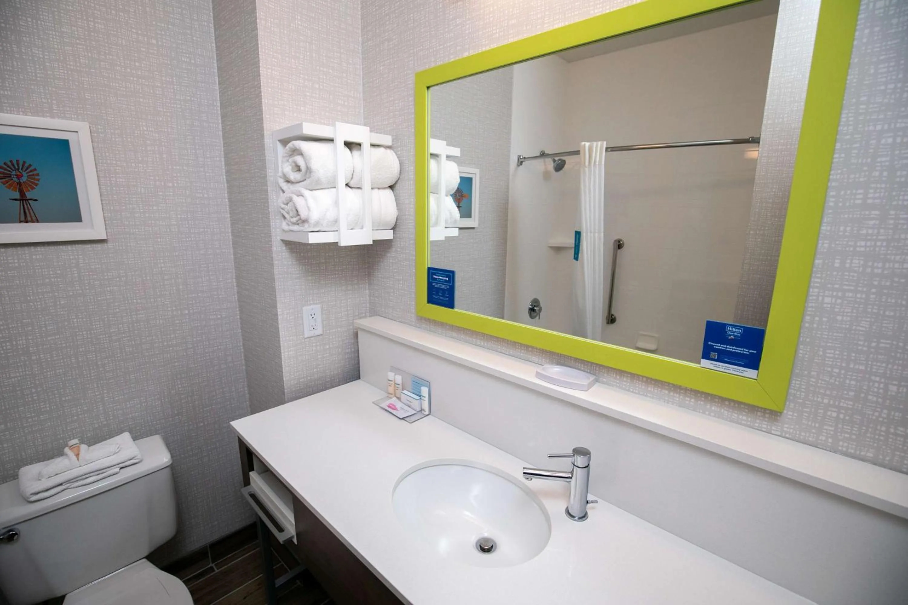 Bathroom in Hampton Inn Pickwick Dam-At Shiloh Falls