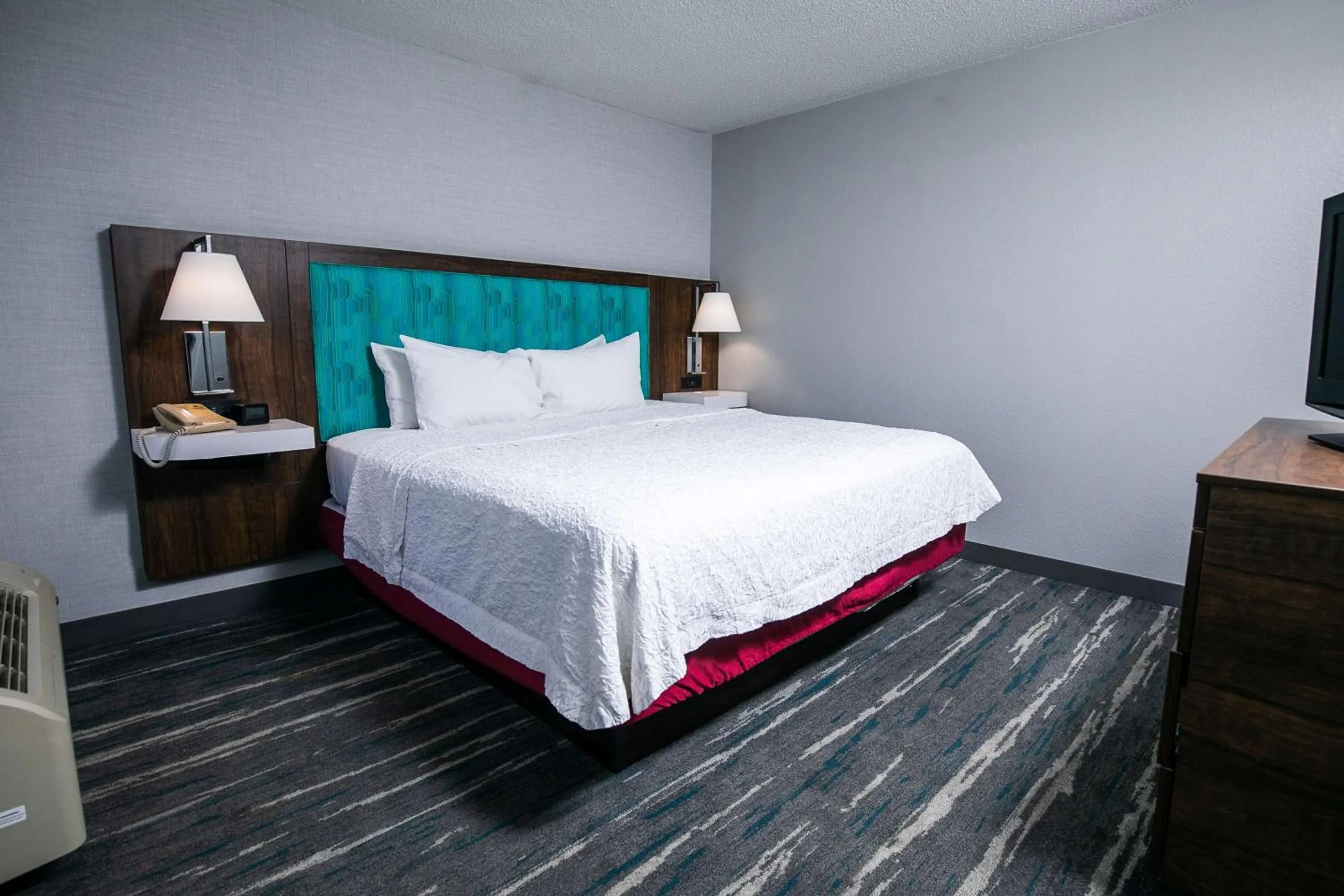 Bed in Hampton Inn Pickwick Dam-At Shiloh Falls