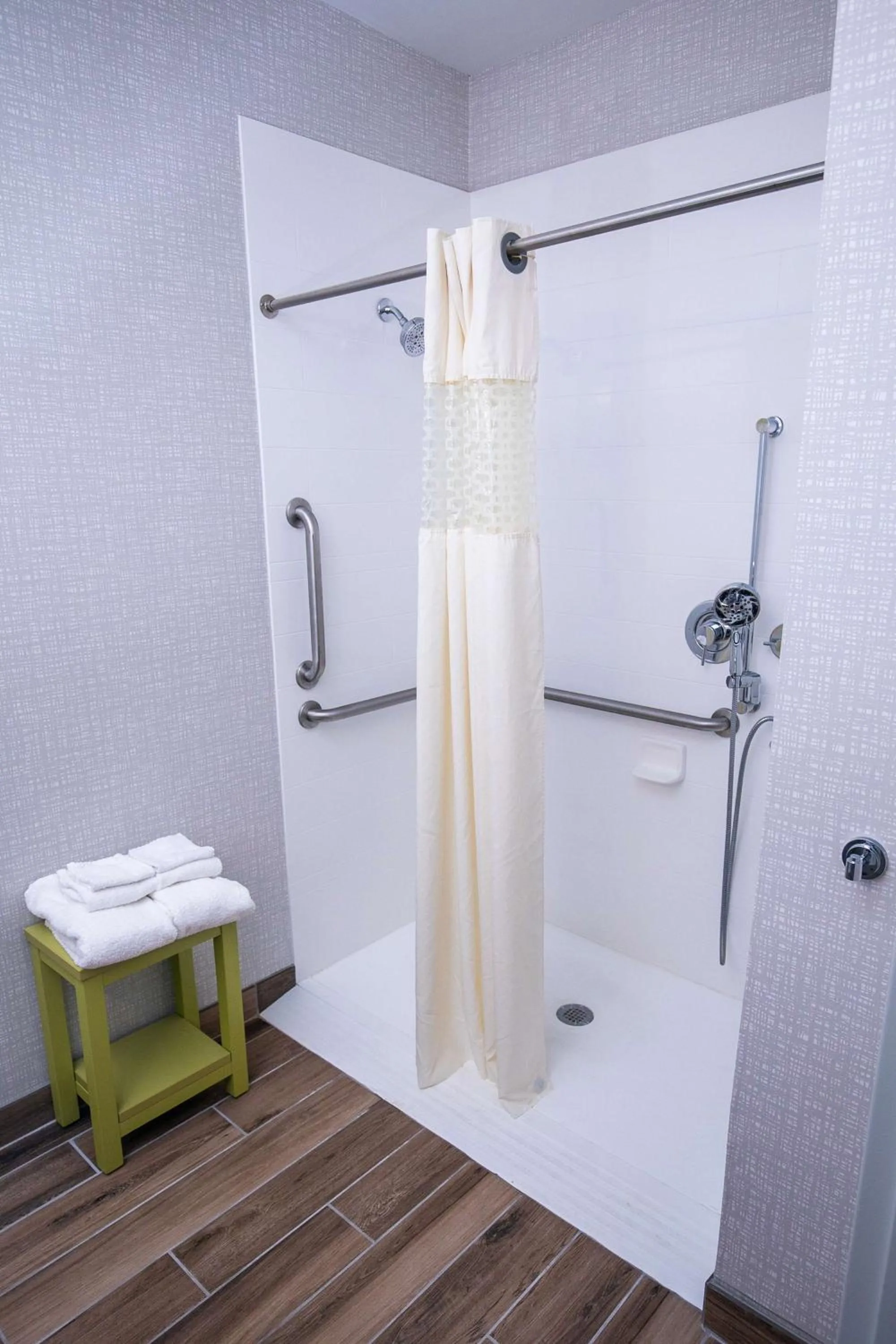 Bathroom in Hampton Inn Pickwick Dam-At Shiloh Falls