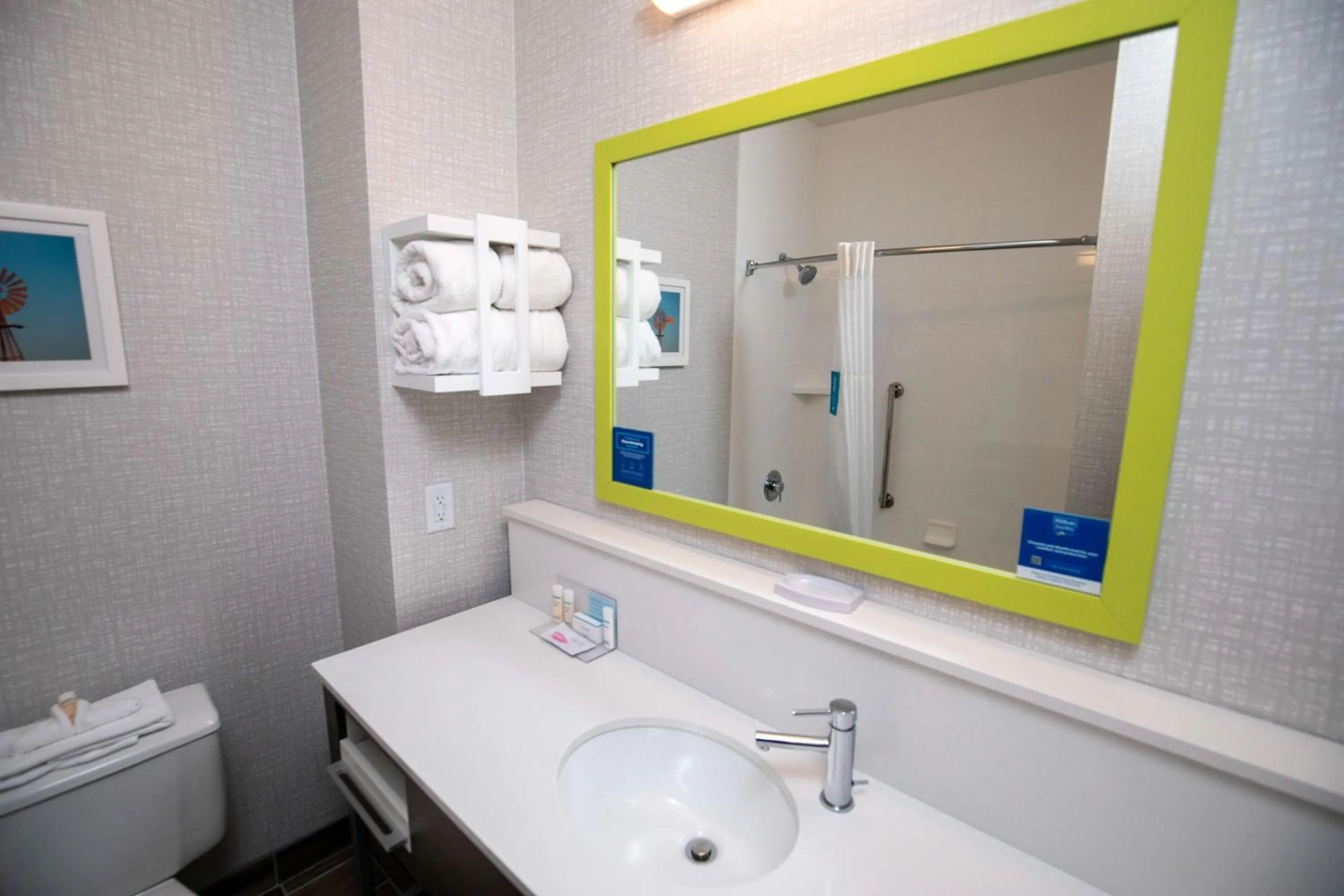 Bathroom in Hampton Inn Pickwick Dam-At Shiloh Falls