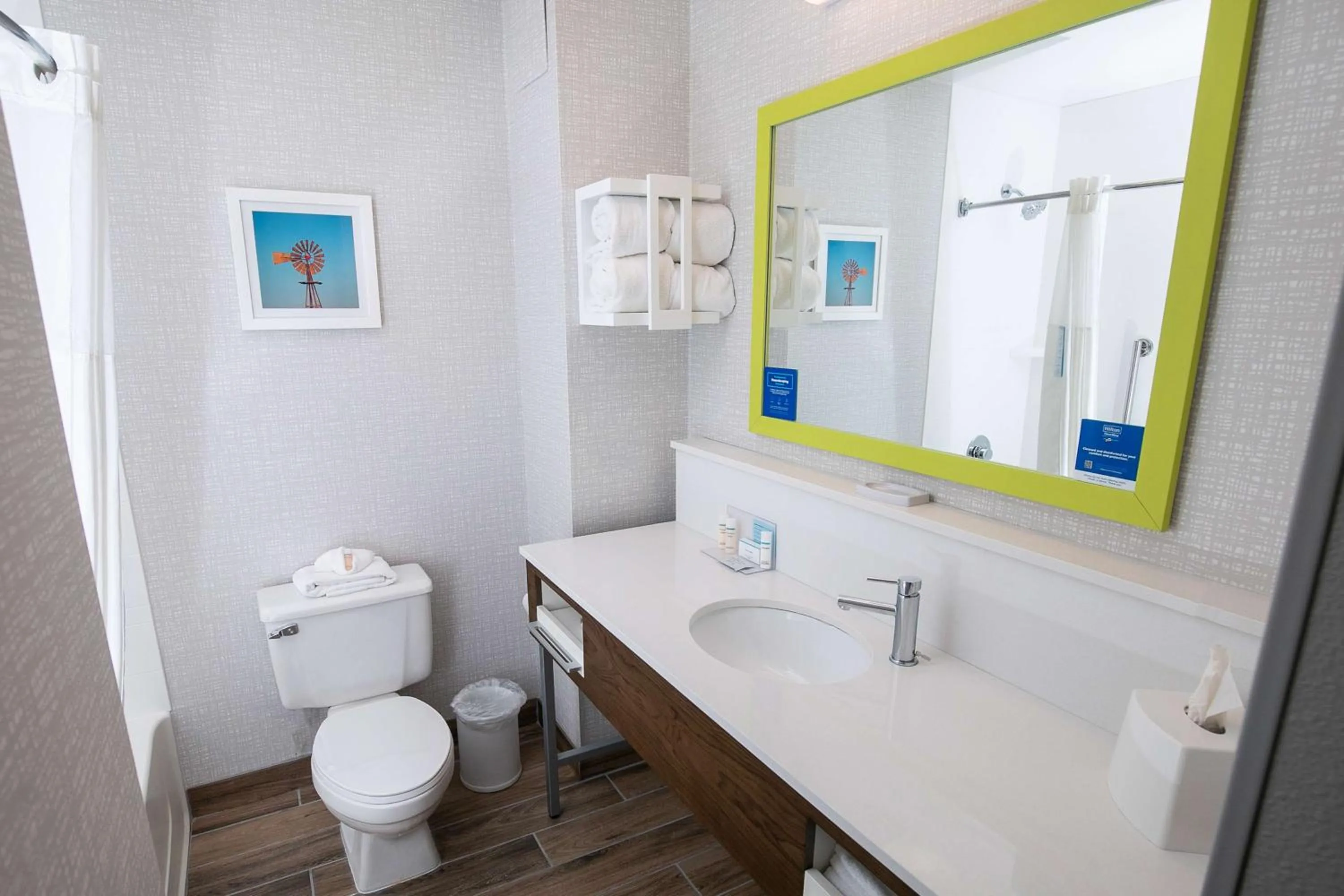 Bathroom in Hampton Inn Pickwick Dam-At Shiloh Falls