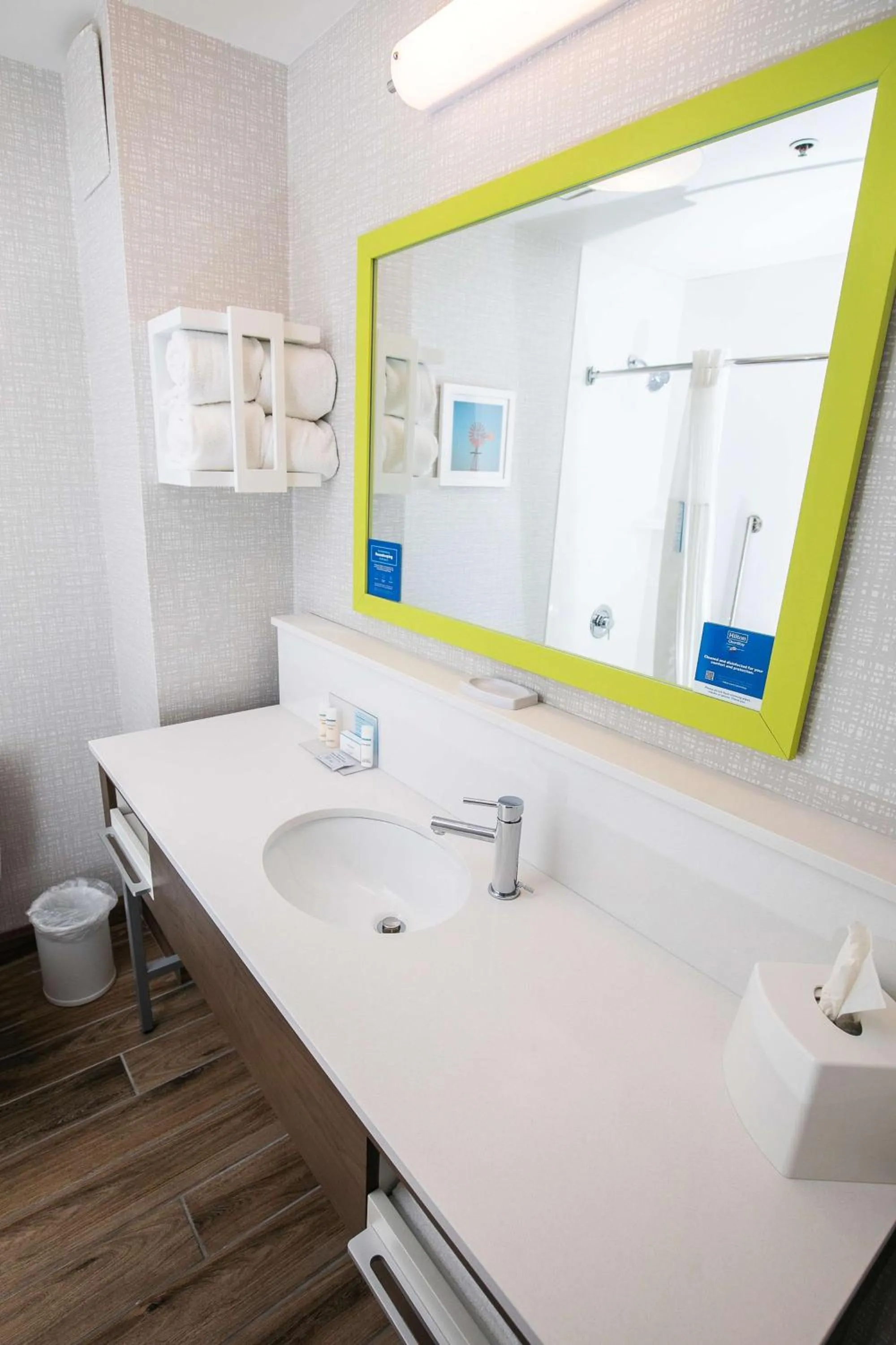 Bathroom in Hampton Inn Pickwick Dam-At Shiloh Falls