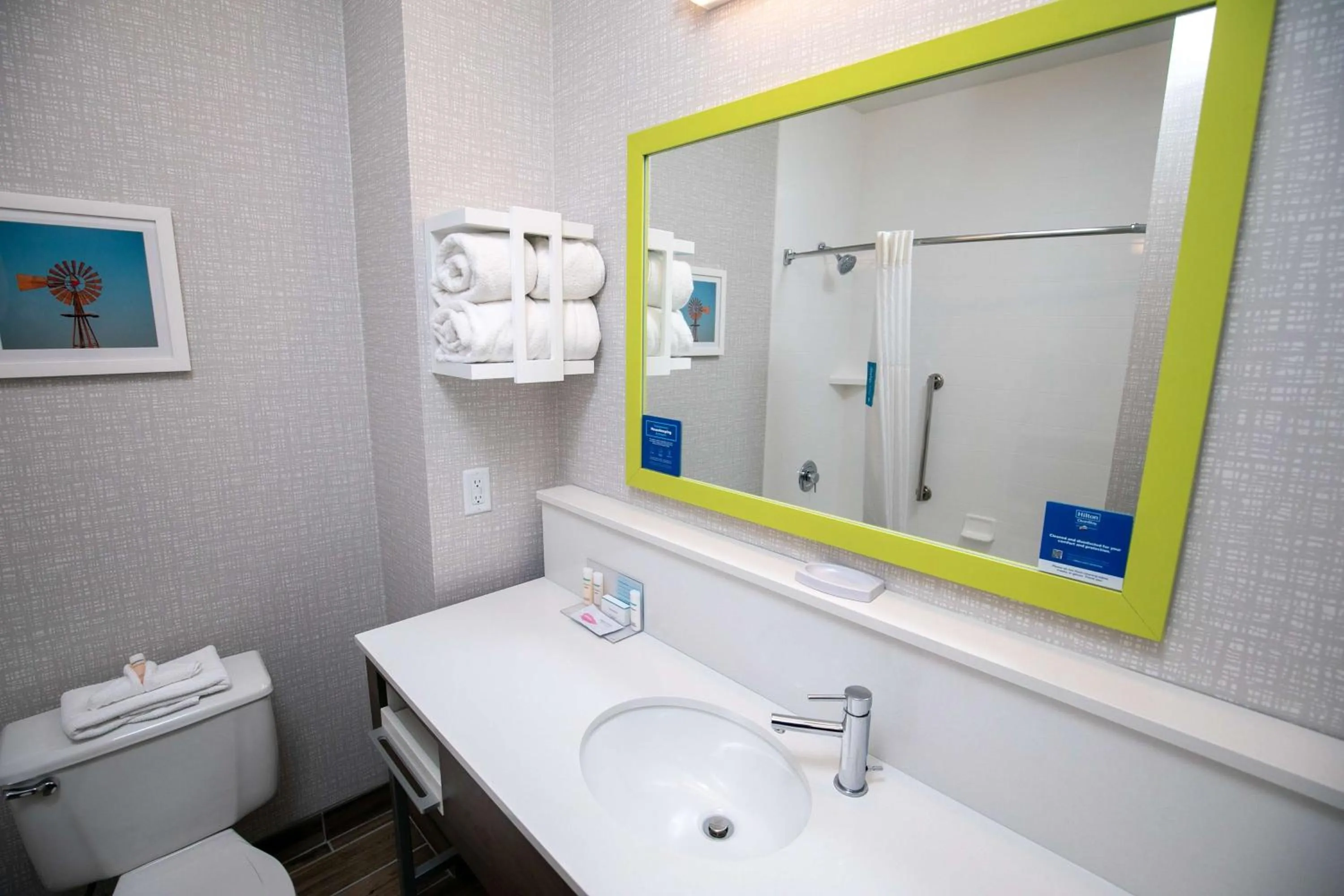 Bathroom in Hampton Inn Pickwick Dam-At Shiloh Falls