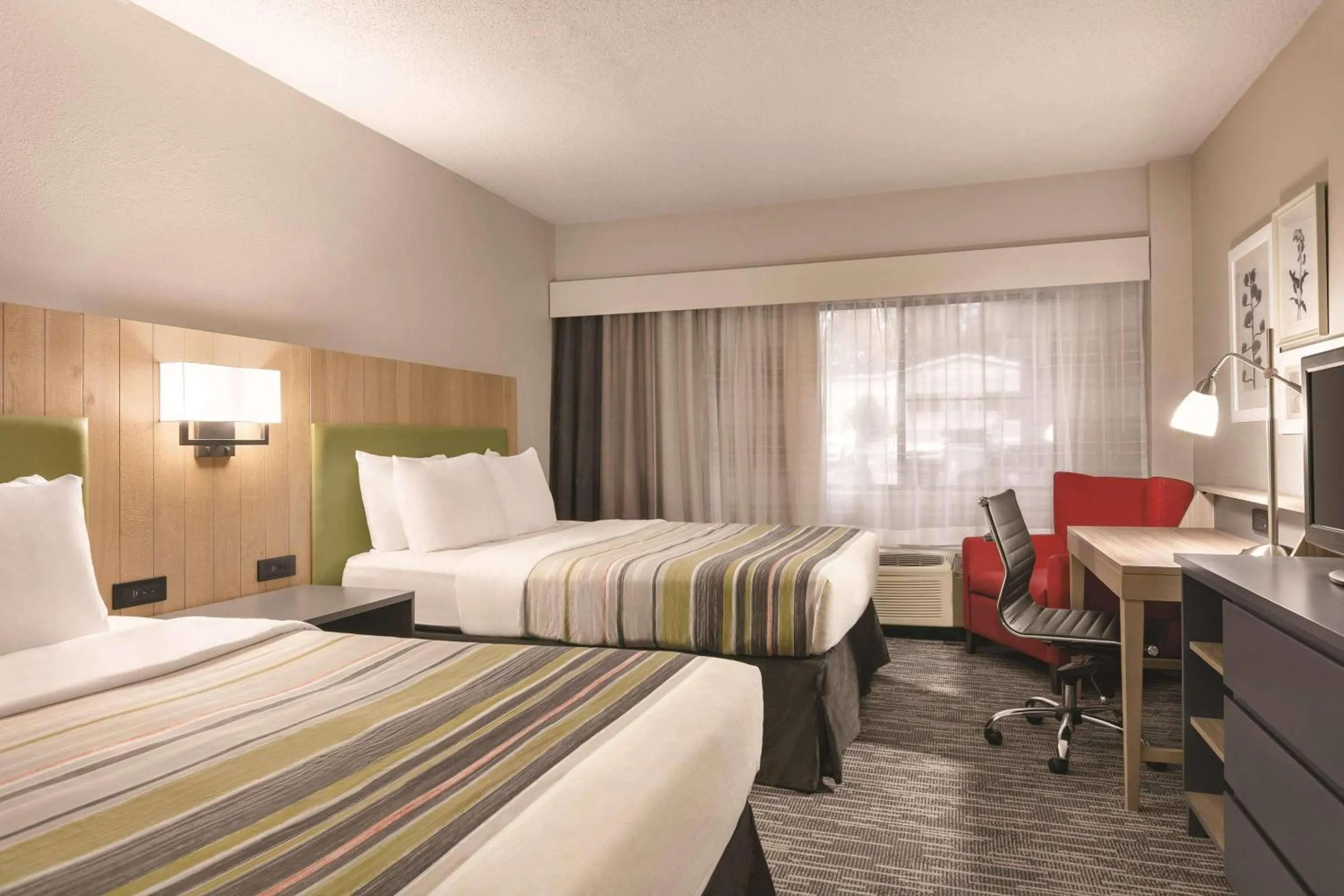 Bedroom, Bed in Country Inn & Suites by Radisson, Williamsburg East Busch Gardens , VA