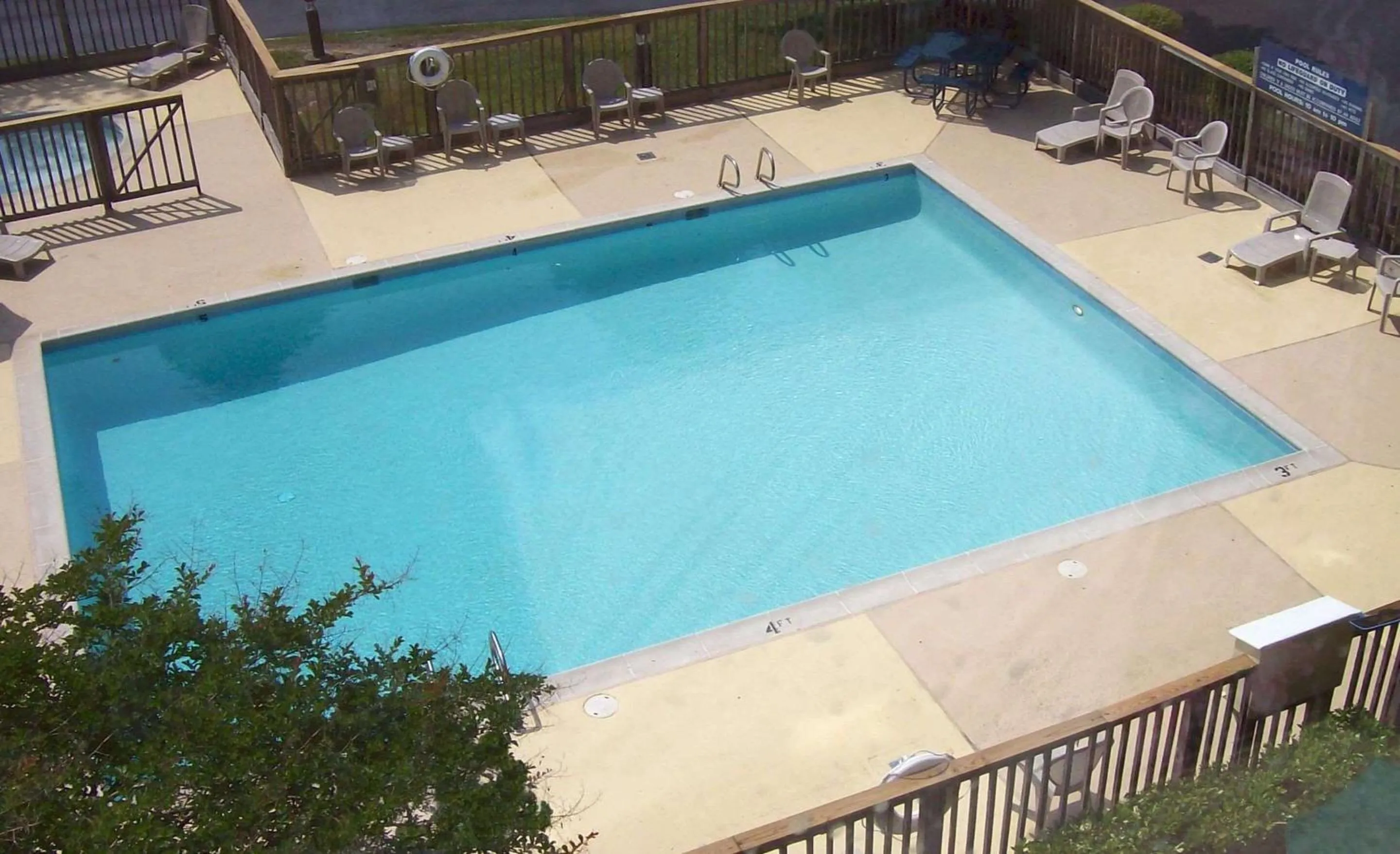 Swimming pool in Country Inn & Suites by Radisson, Williamsburg East Busch Gardens , VA