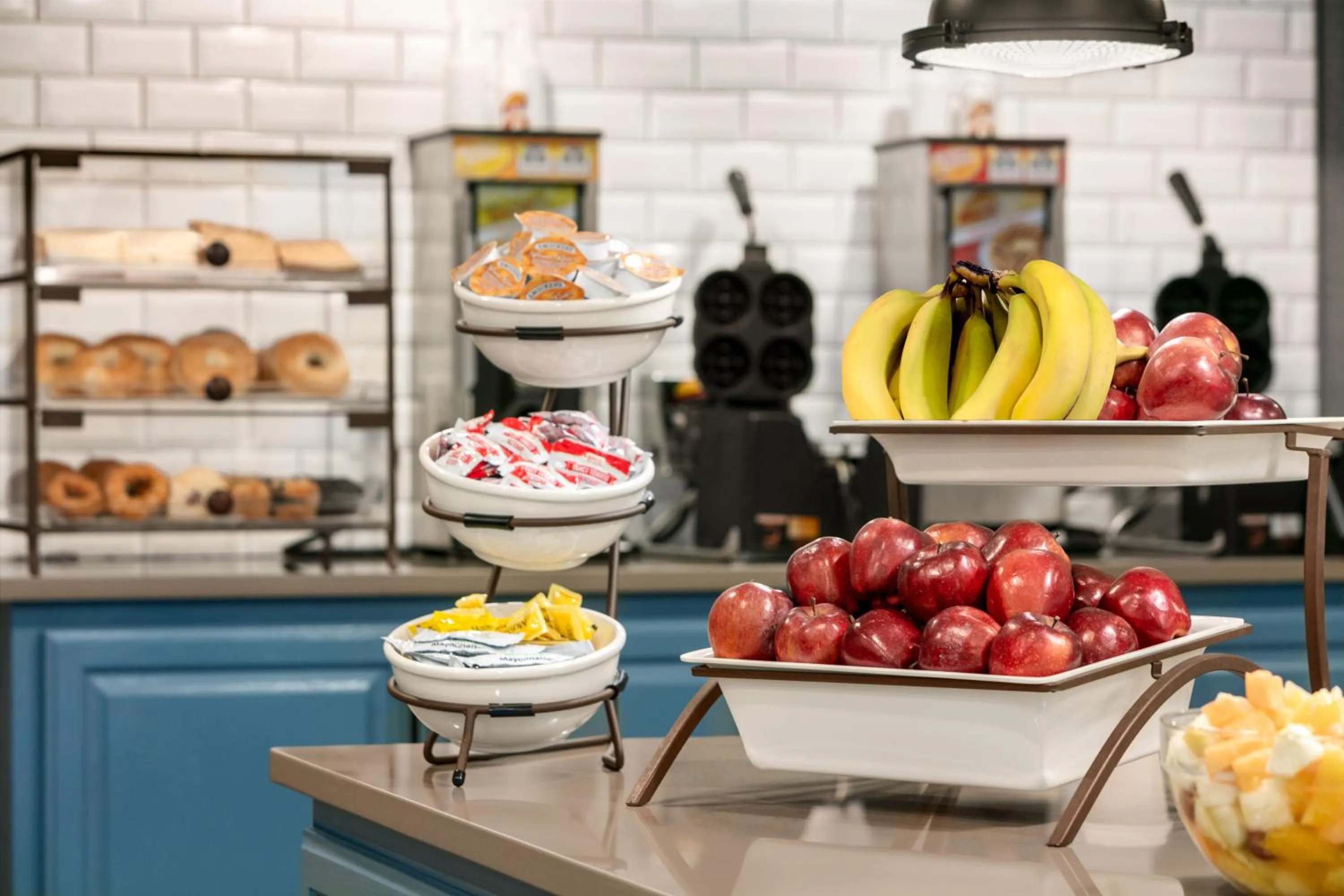 Food and drinks in Country Inn & Suites by Radisson, Williamsburg East Busch Gardens , VA