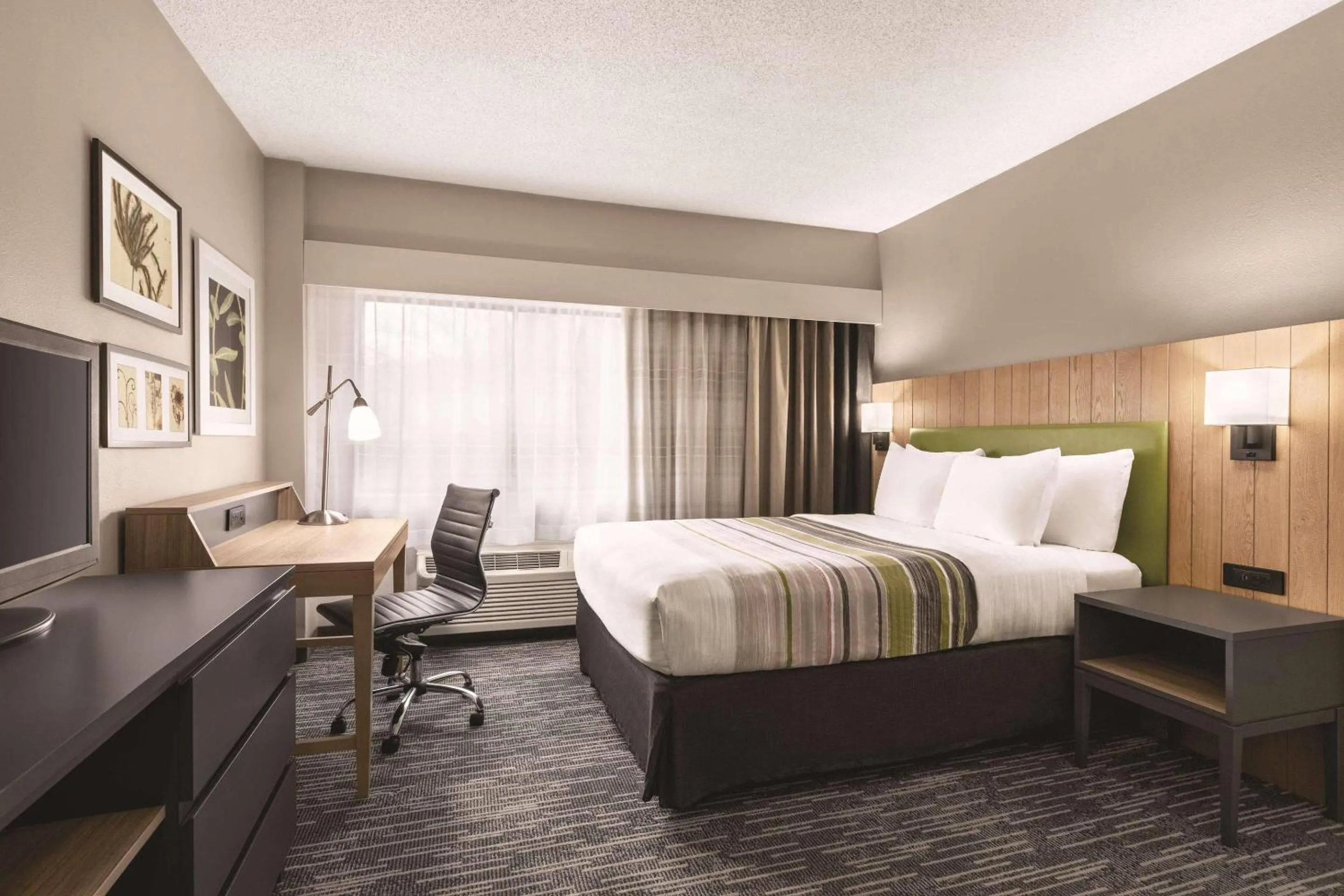 Bedroom, Bed in Country Inn & Suites by Radisson, Williamsburg East Busch Gardens , VA