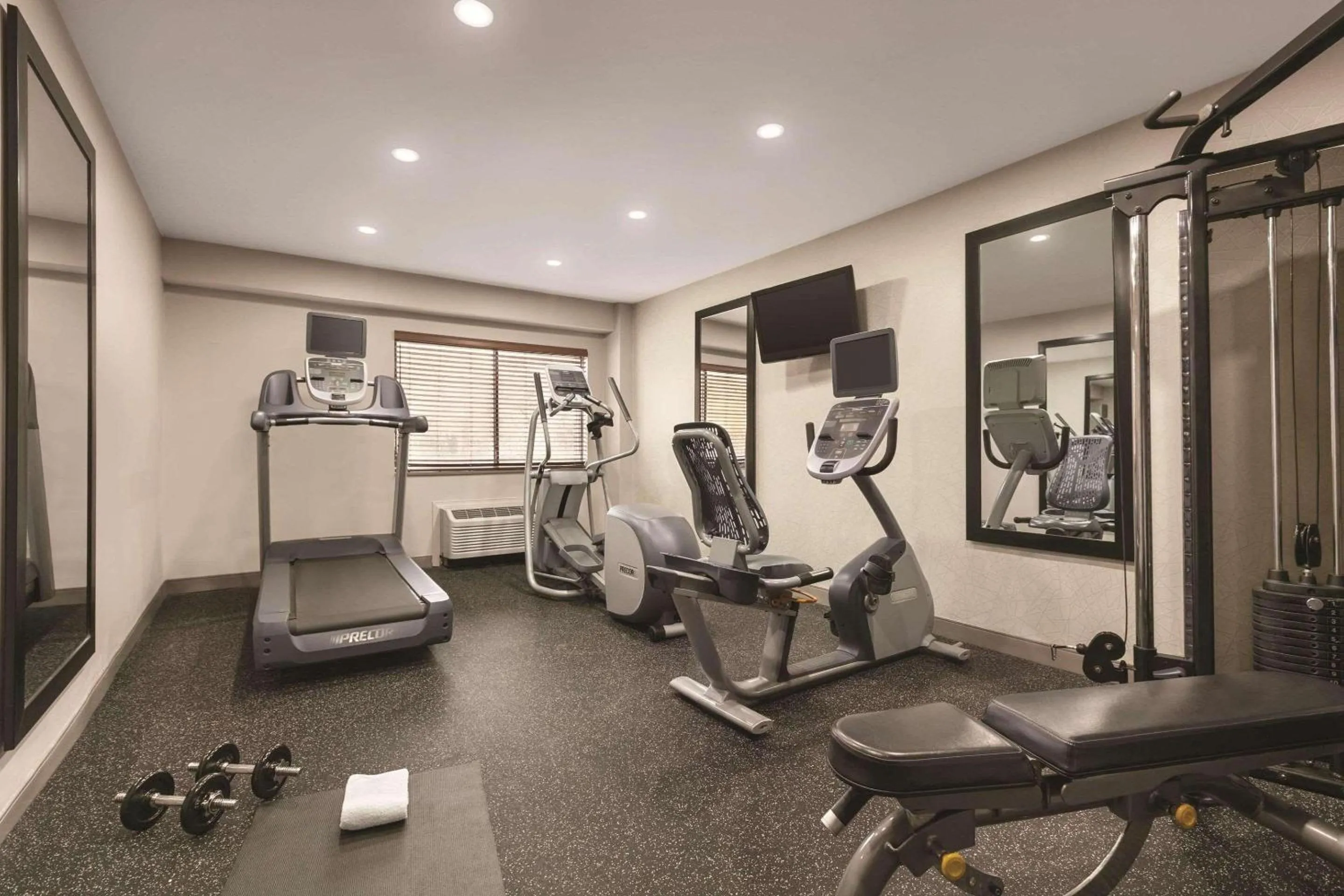 Fitness centre/facilities in Country Inn & Suites by Radisson, Williamsburg East Busch Gardens , VA