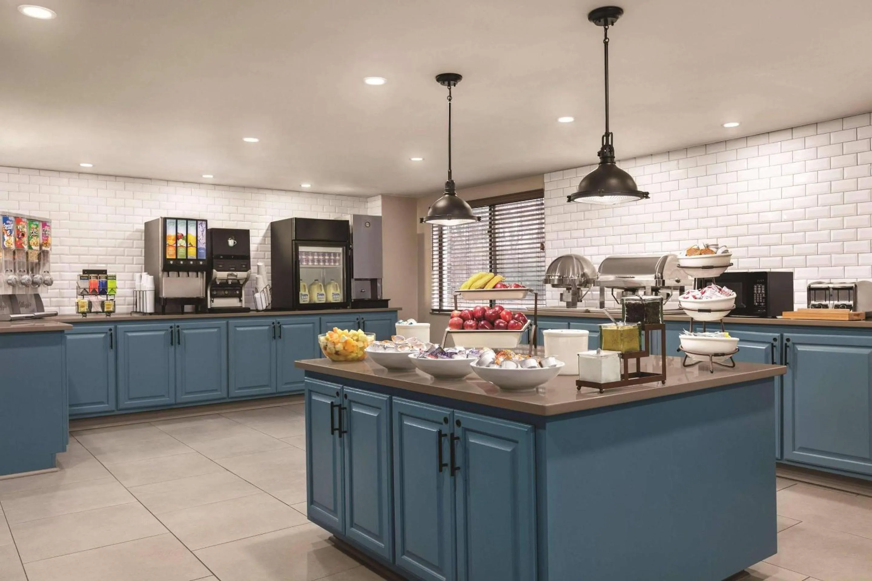 Breakfast in Country Inn & Suites by Radisson, Williamsburg East Busch Gardens , VA