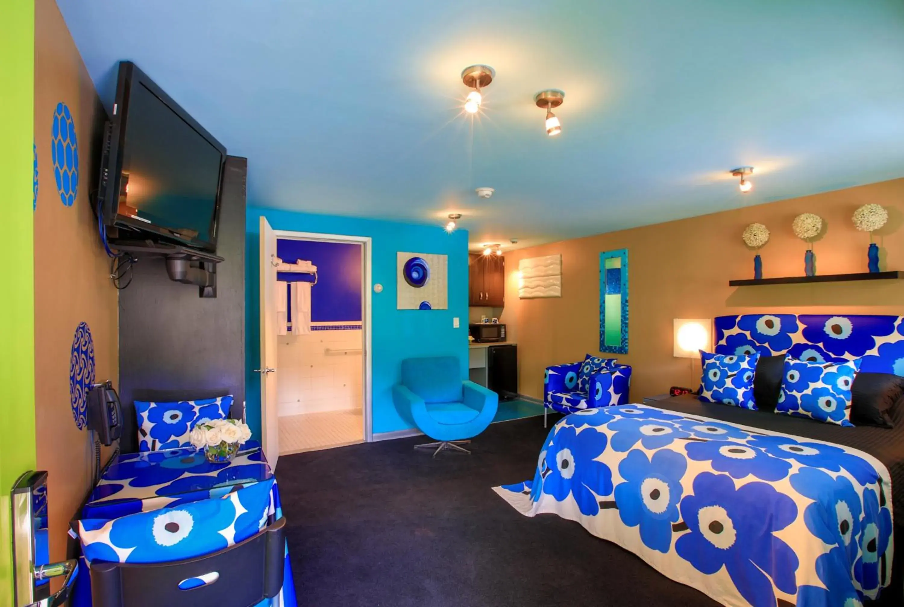 Classic Contemporary Queen in The Roxbury Classic Contemporary Queen in The Roxbury