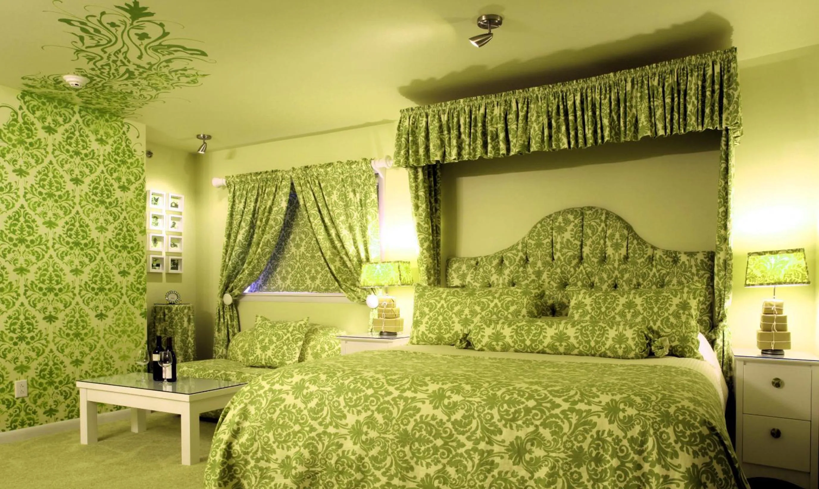 Bedroom, Bed in The Roxbury