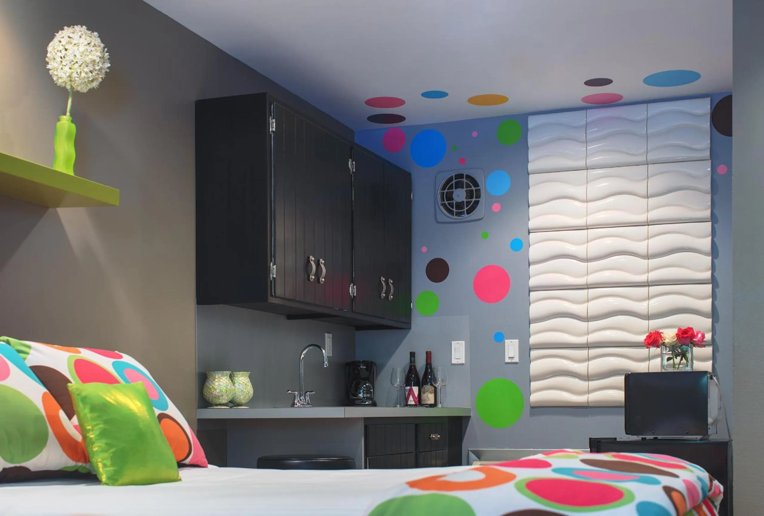 minibar, Bed in The Roxbury