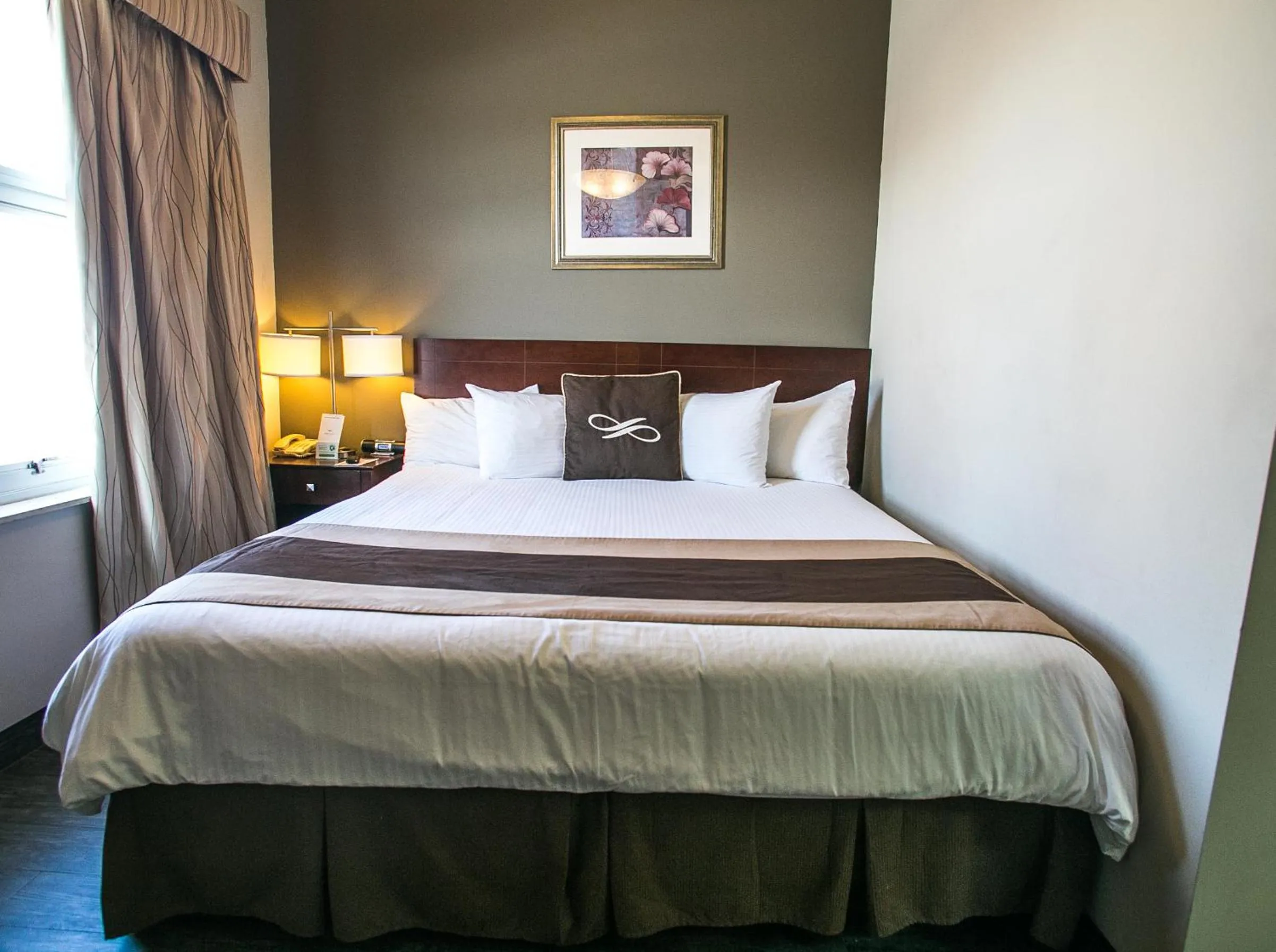 Bed in Pointe Plaza Hotel