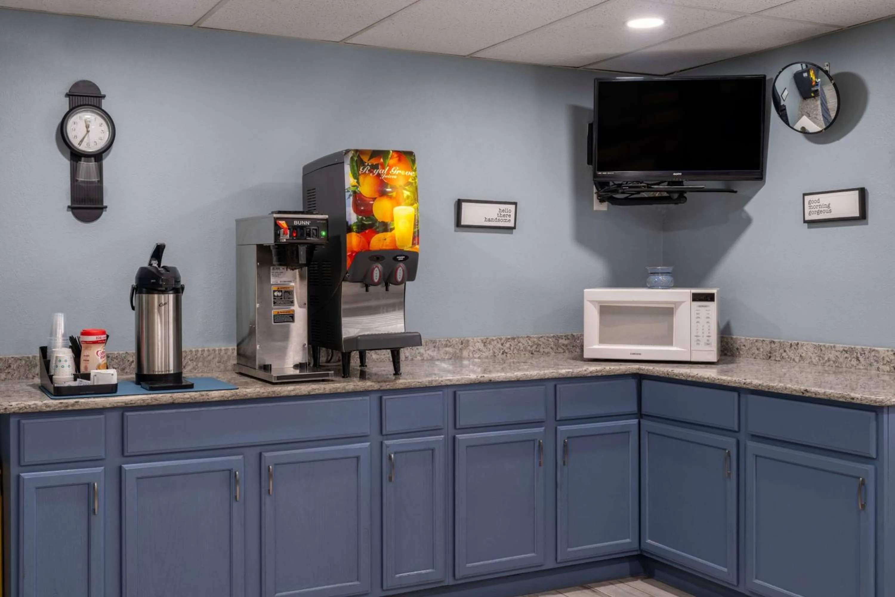 Coffee/tea facilities in Super 8 by Wyndham Merrillville