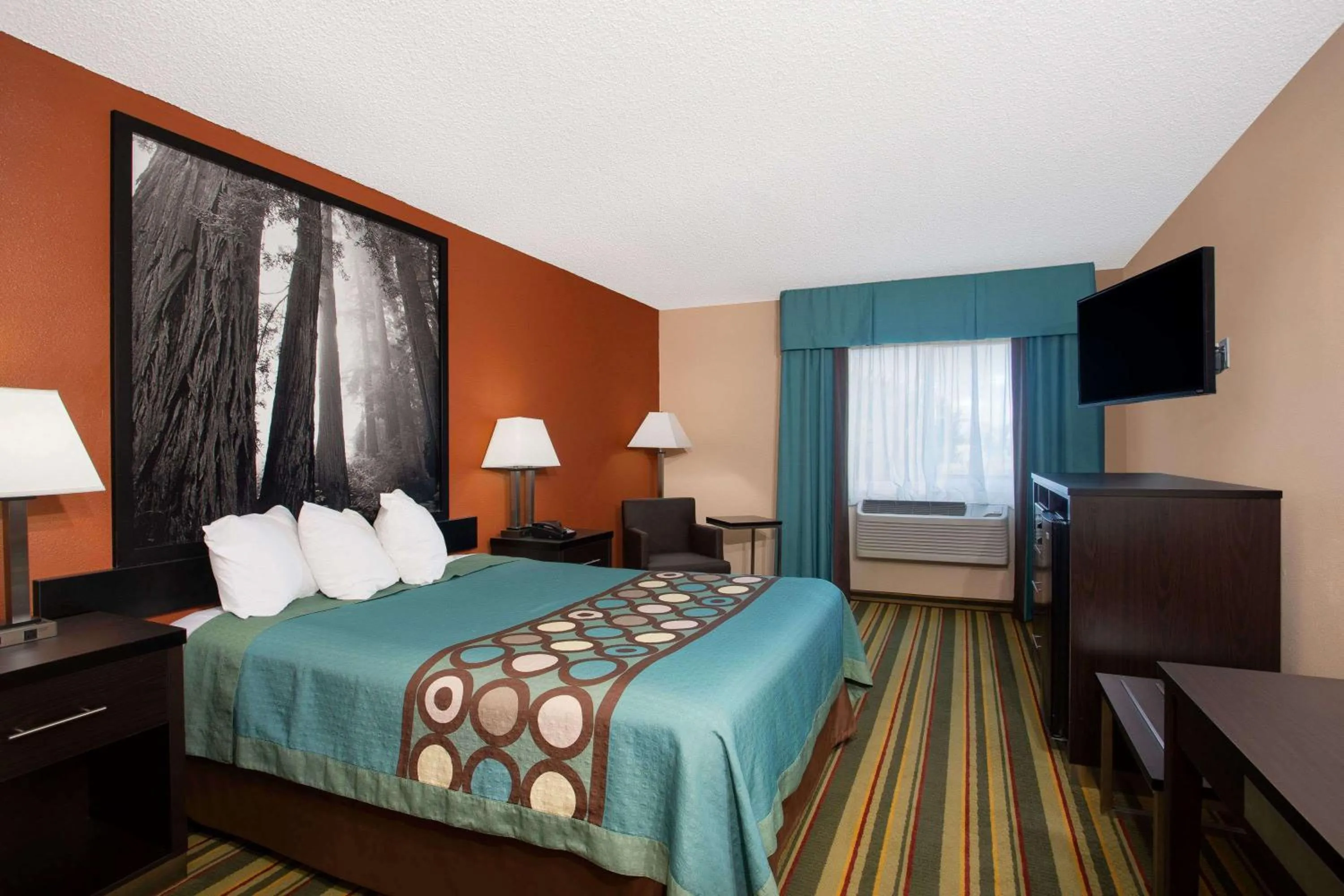 Photo of the whole room, Bed in Super 8 by Wyndham Chico