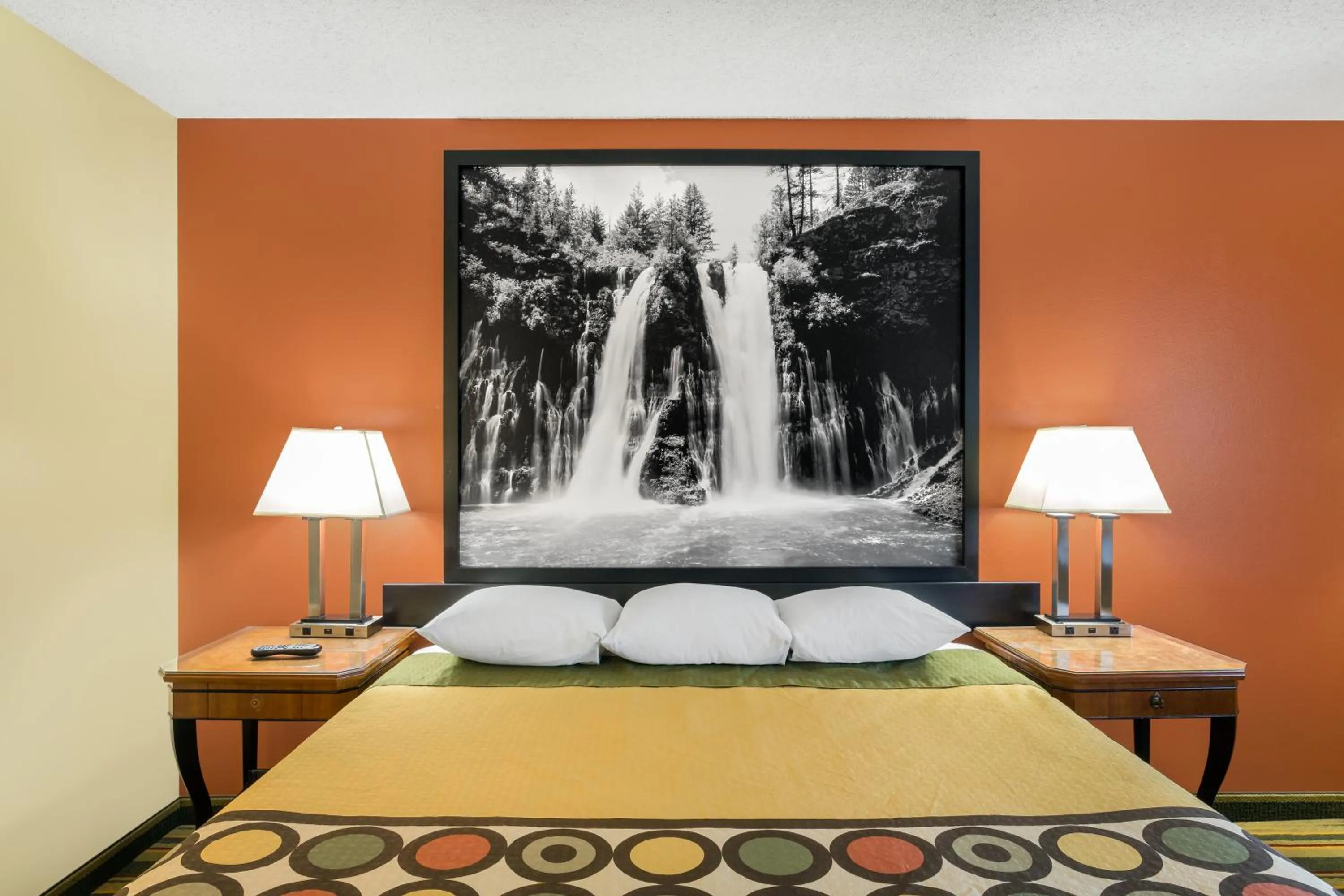 Bedroom, Bed in Super 8 by Wyndham Chico