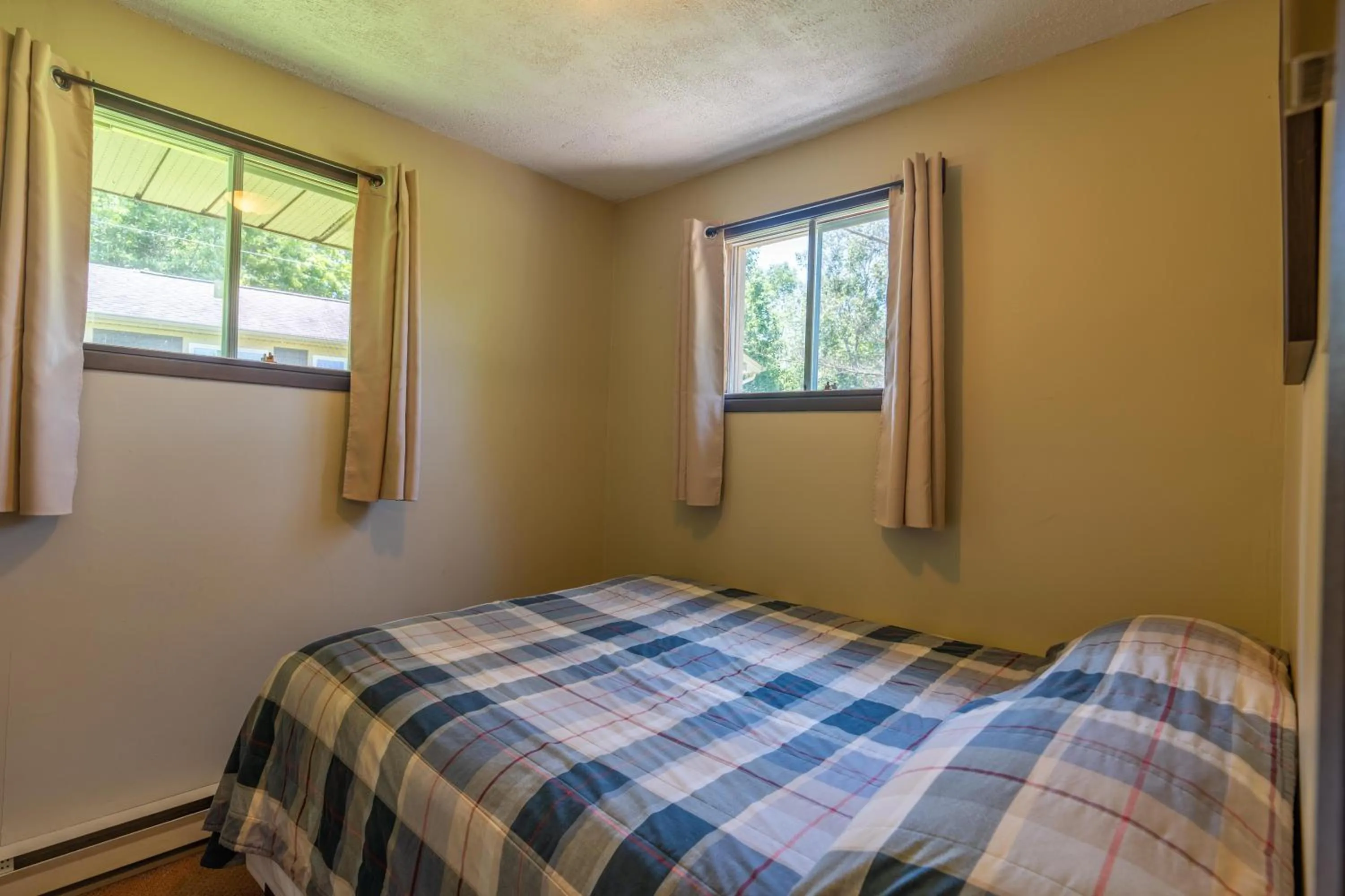 Bedroom, Bed in Blue Water Acres