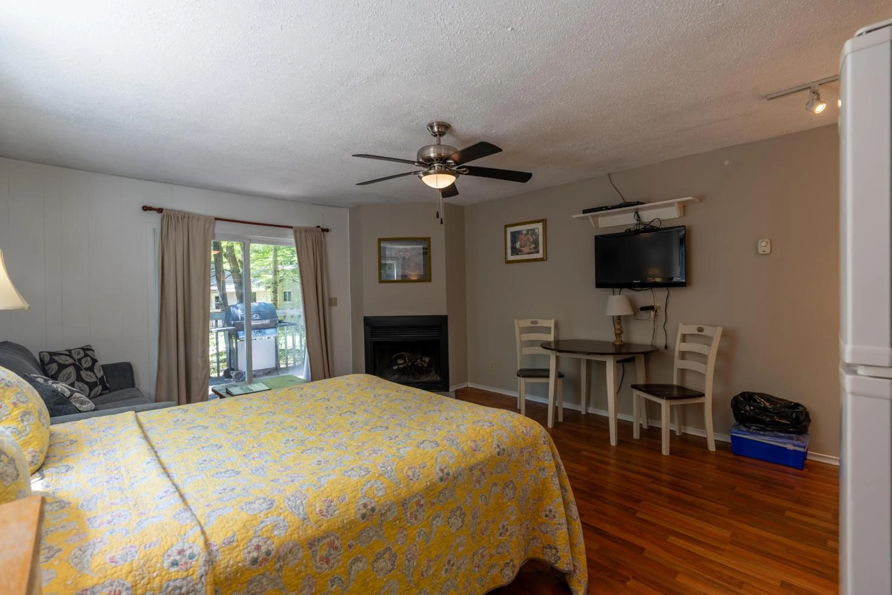 Living room, Bed in Blue Water Acres