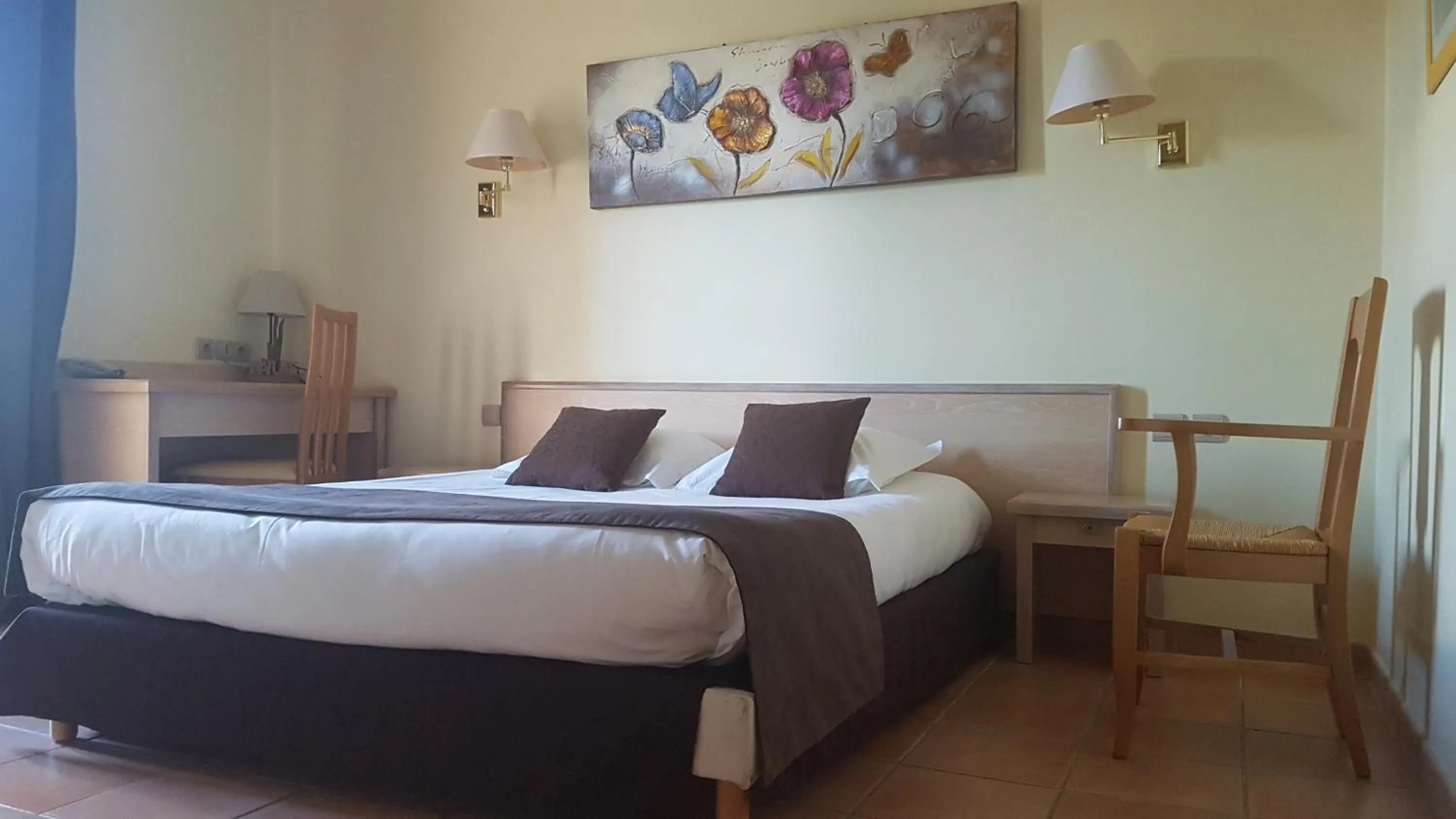 Shower, Bed in Hôtel et Restaurant Logis Le Mas de Mon Père