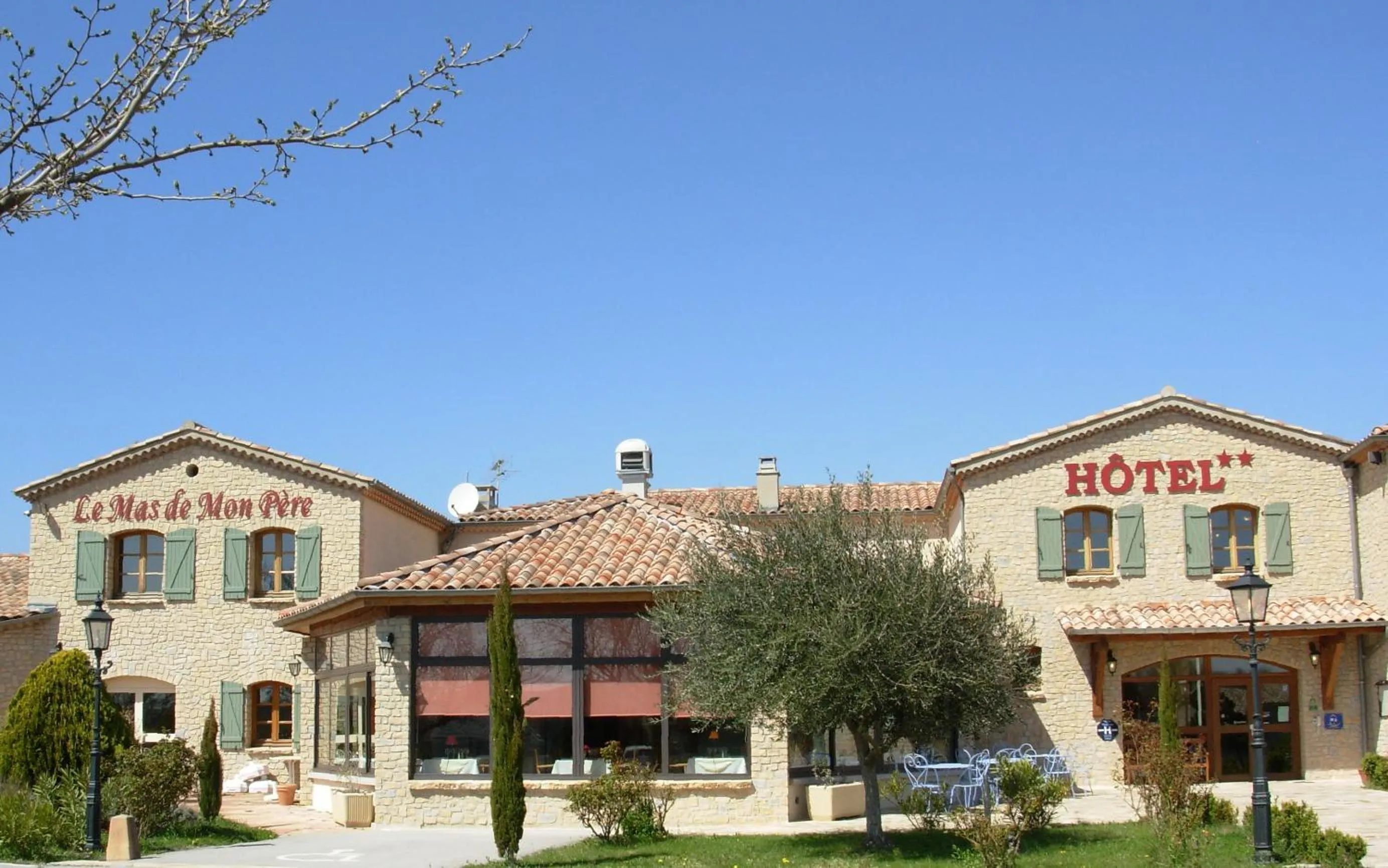 Facade/entrance in Hôtel et Restaurant Logis Le Mas de Mon Père